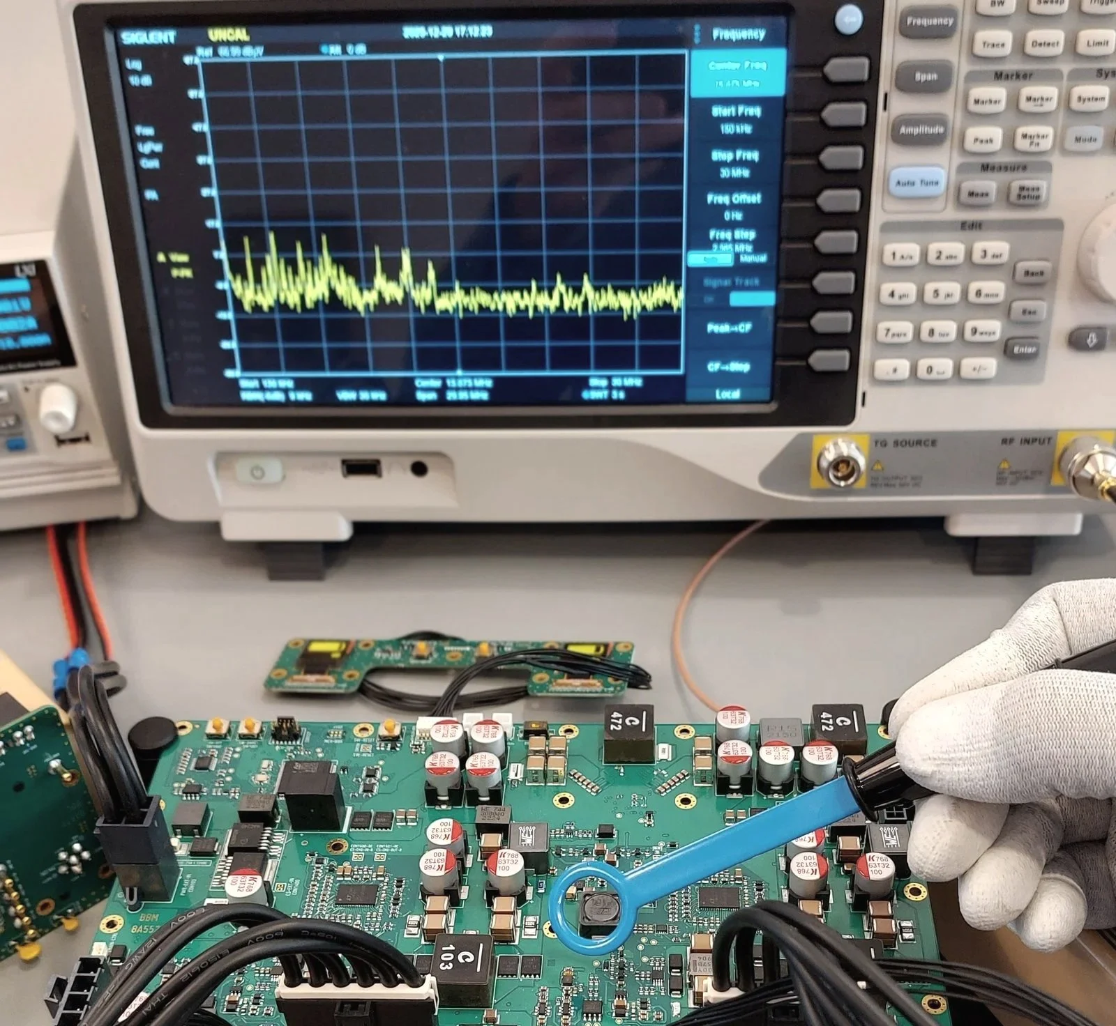 Measurement setup with custom electronic board and near-filed probe and spectrum analyzer