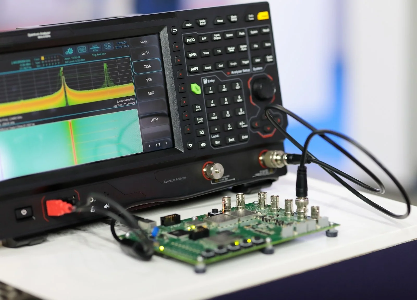 Measurement setup with electronic board and spectrum analyzer
