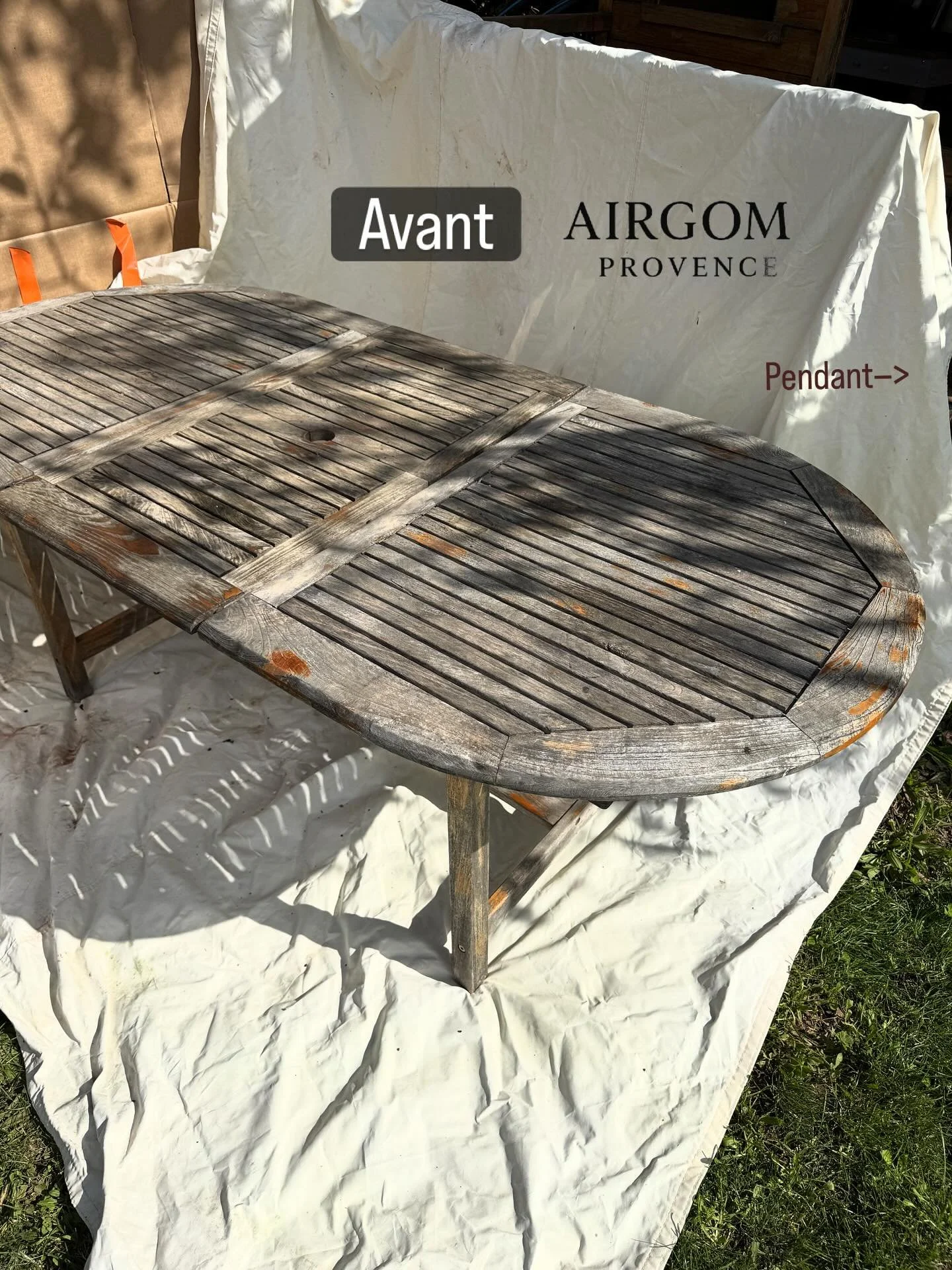 ✨Un avant/pendant/apr&egrave;s du plateau de cette table d&rsquo;ext&eacute;rieure en bois exotique.. 
Post Aerogommage nous allons proc&eacute;der &agrave; un traitement anti humidit&eacute; car la table a tendance &agrave; se griser rapidement , on