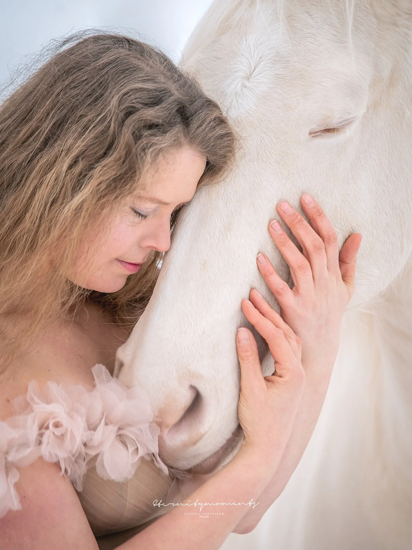 N A N C Y &amp; L &Uacute; C I A 🤍

Ein kleiner Augenblick in dem alles f&uuml;r einen Moment still zu stehen scheint. So hat sich dieser Moment zwischen Nancy und ihrer wundervollen Stute angef&uuml;hlt. Vertrautheit, N&auml;he &amp; Verbundenheit 