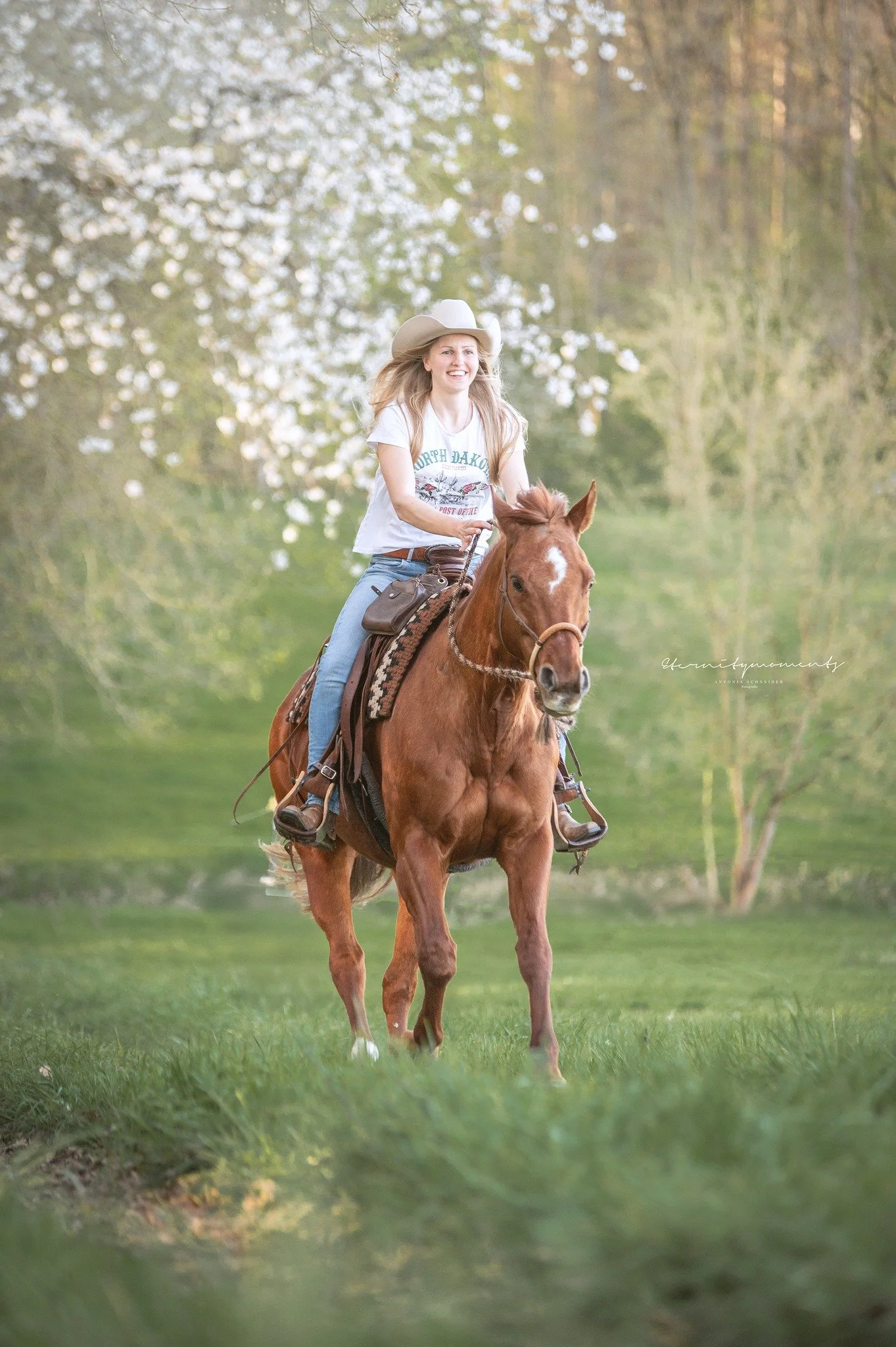 S E L I N A &amp; C A T H Y 

Auch wenn ich diesen Moment schon letztes Jahr mit meiner Kamera eingefangen habe, passt es so toll zur aktuellen Jahreszeit! 🌼 Jetzt bl&uuml;ht endlich wieder alles und die Wiesen sind wieder gr&uuml;n 😍. Ich freue mi