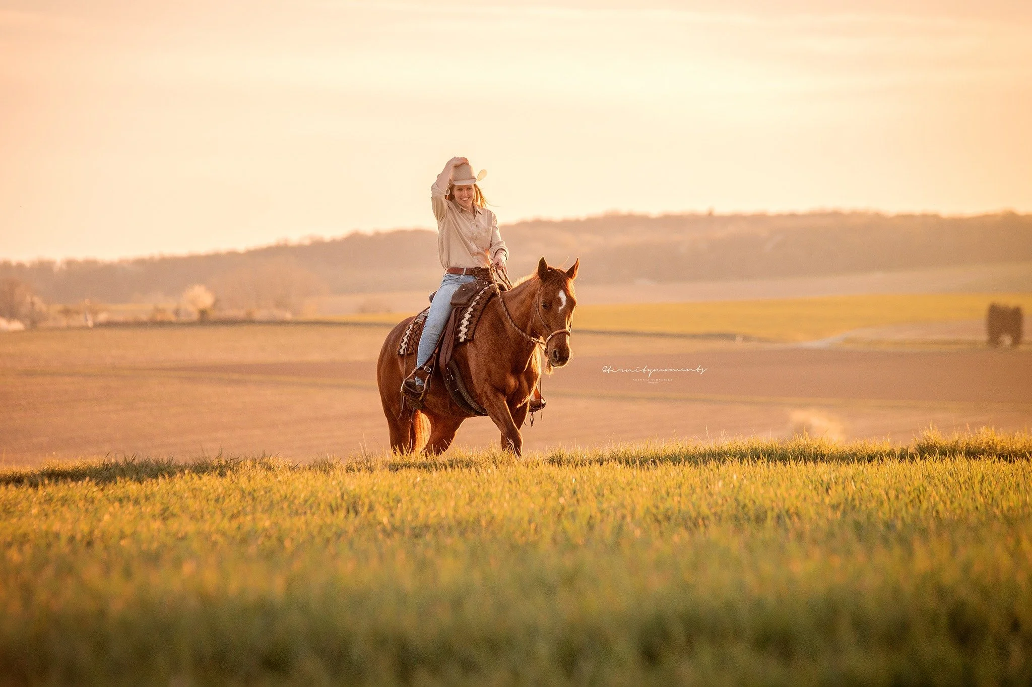 S E L I N A &amp; C A T H Y 🌾

Manche Abende f&uuml;hlen sich an, als w&uuml;rde die Zeit einfach kurz stillstehen. 🌅

Das warme Licht der untergehenden Sonne, das leise Rascheln im Gras und mittendrin Cathy und Selina &mdash; vollkommen angekommen