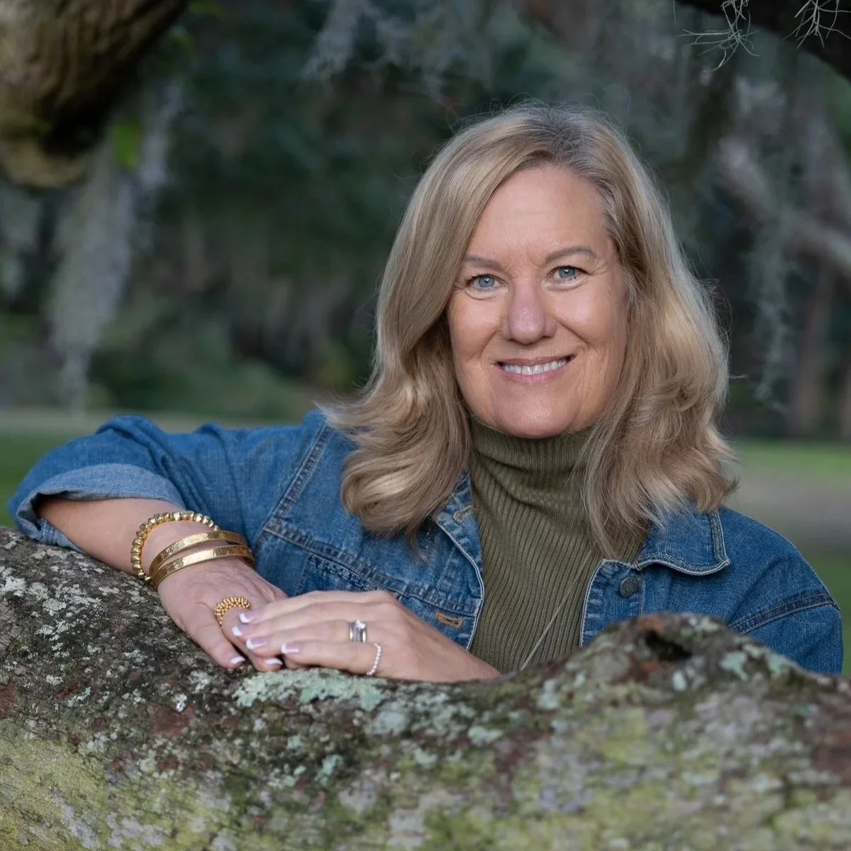 Pam Boney, Founder & CEO of the Kiawah Art Collective and Gallery. Abstract impressionist Artist in the Low Country of the Carolinas.