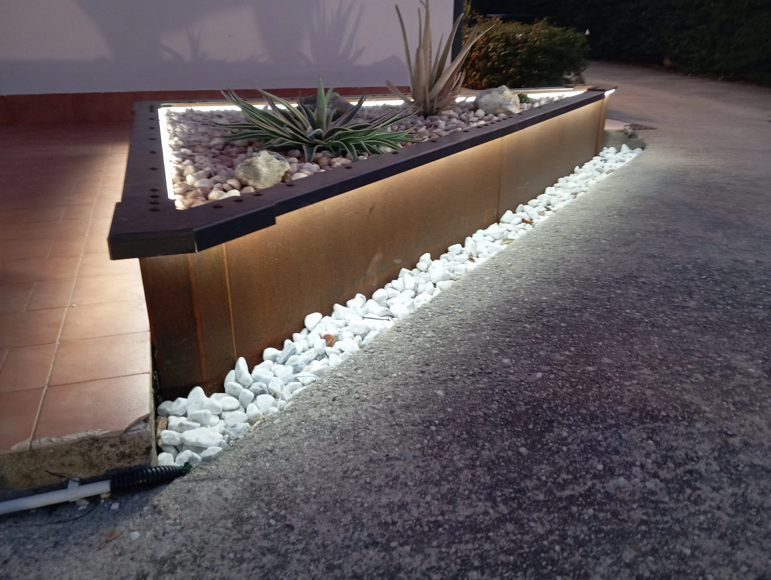 Particolare angolare sistema Vault con predisposizione illuminazione, elemento di raccordo in Corten per progettazione spazi outdoor.