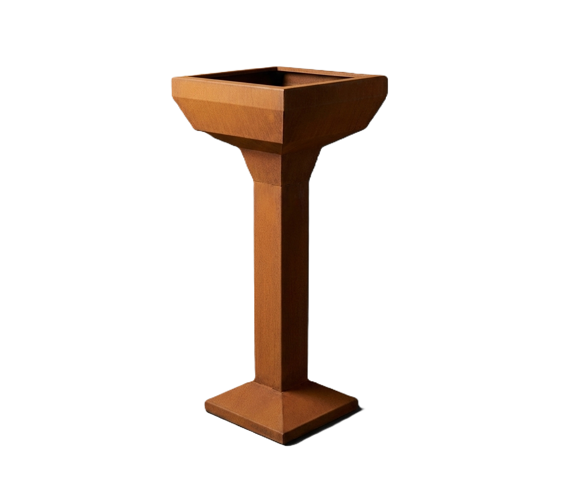 "Vaso 'Pylon' in acciaio Corten, caratterizzato da un alto ed esile piedistallo quadrato che sostiene un ampio bacino superiore dalla forma geometrica svasata."