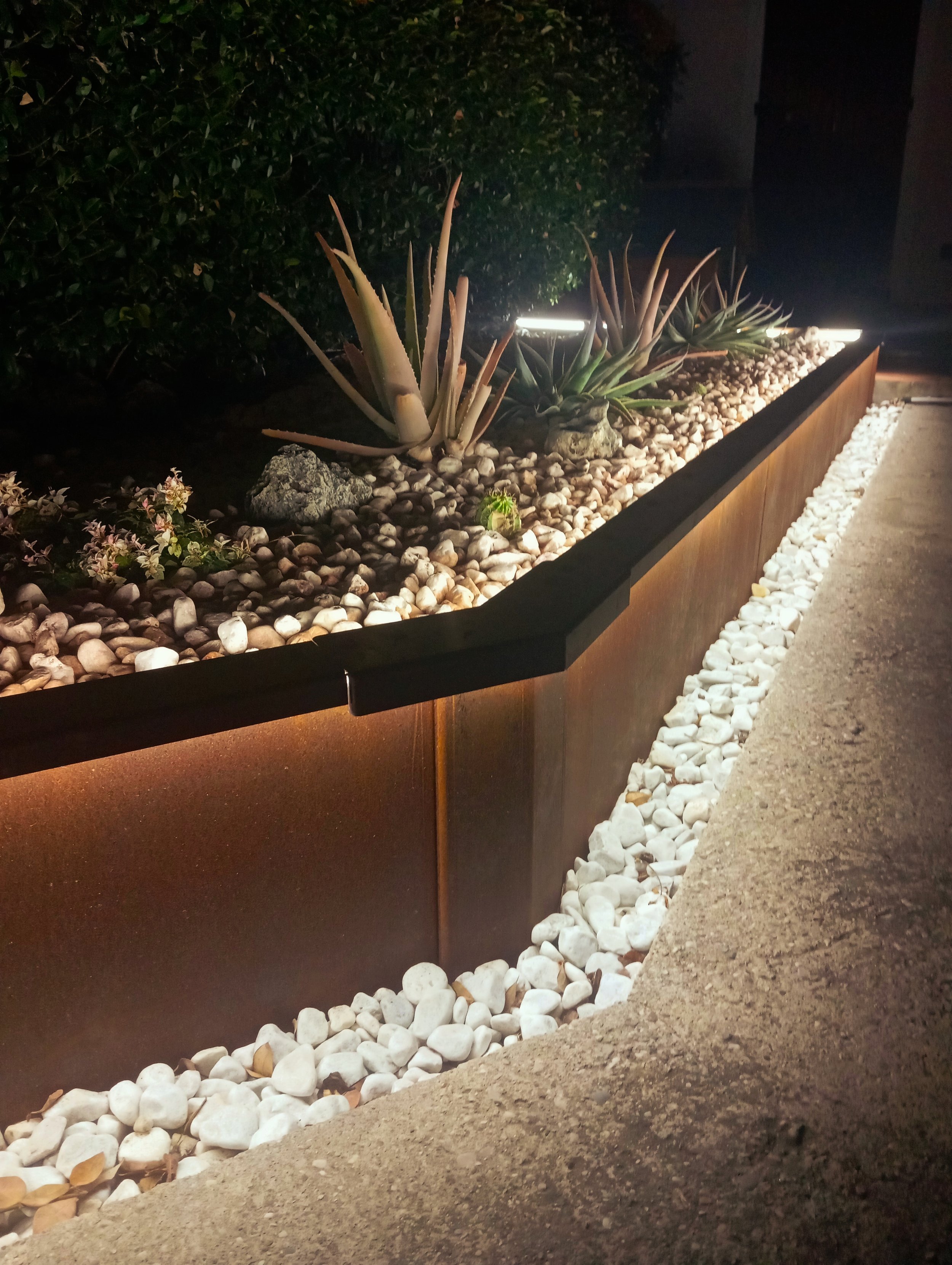 Sistema modulare Vault in Corten con illuminazione segnapasso LED, profilo lineare per delimitazione percorsi e aiuole contract