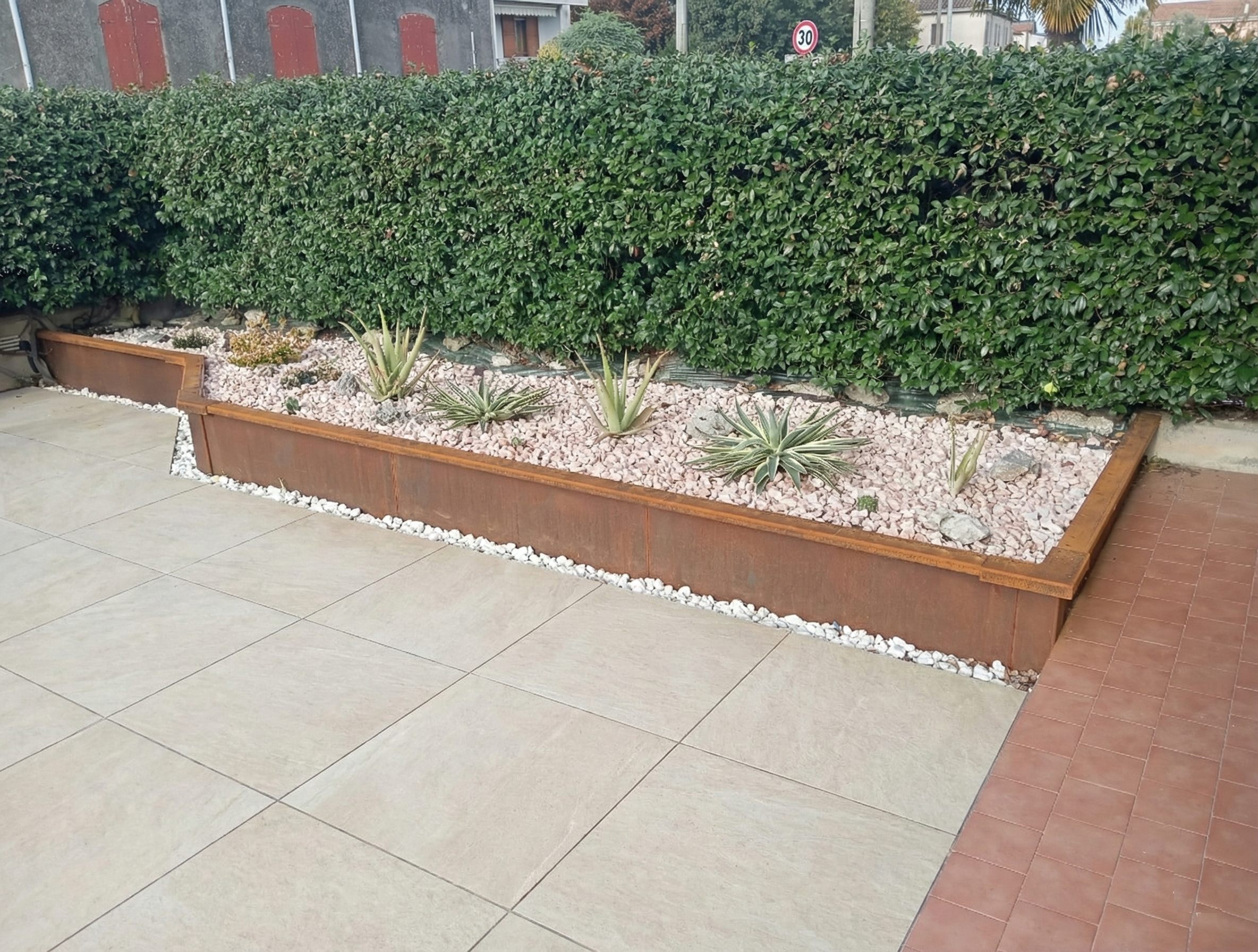 Cordolo di contenimento strutturale modello Vault, sistema modulare in acciaio Corten per la creazione di aiuole rialzate e landscape design