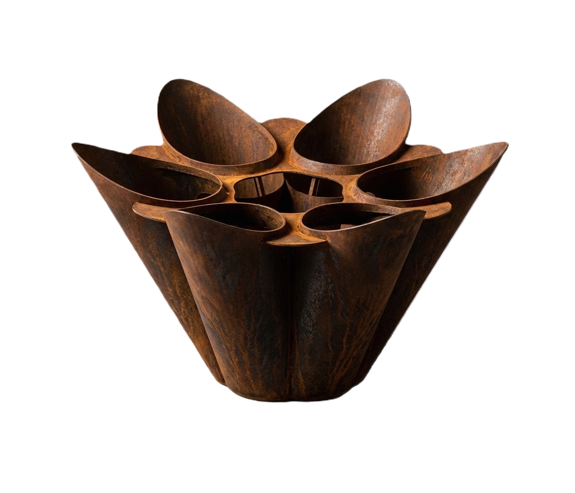 "Grande fioriera scultorea in acciaio Corten a forma di fiore stilizzato, composta da più moduli cilindrici svasati uniti al centro, creando un forte impatto visivo."