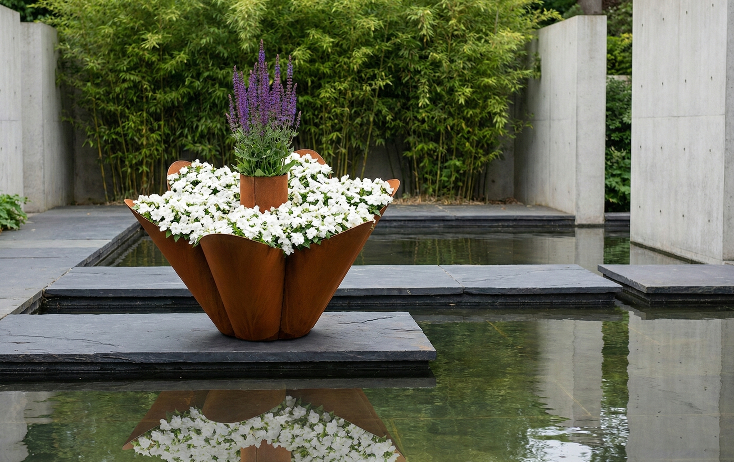 Inserimento landscape design fioriera Arch in Corten, elemento centrale per parchi e progetti outdoor con water feature e vegetazione integrata.