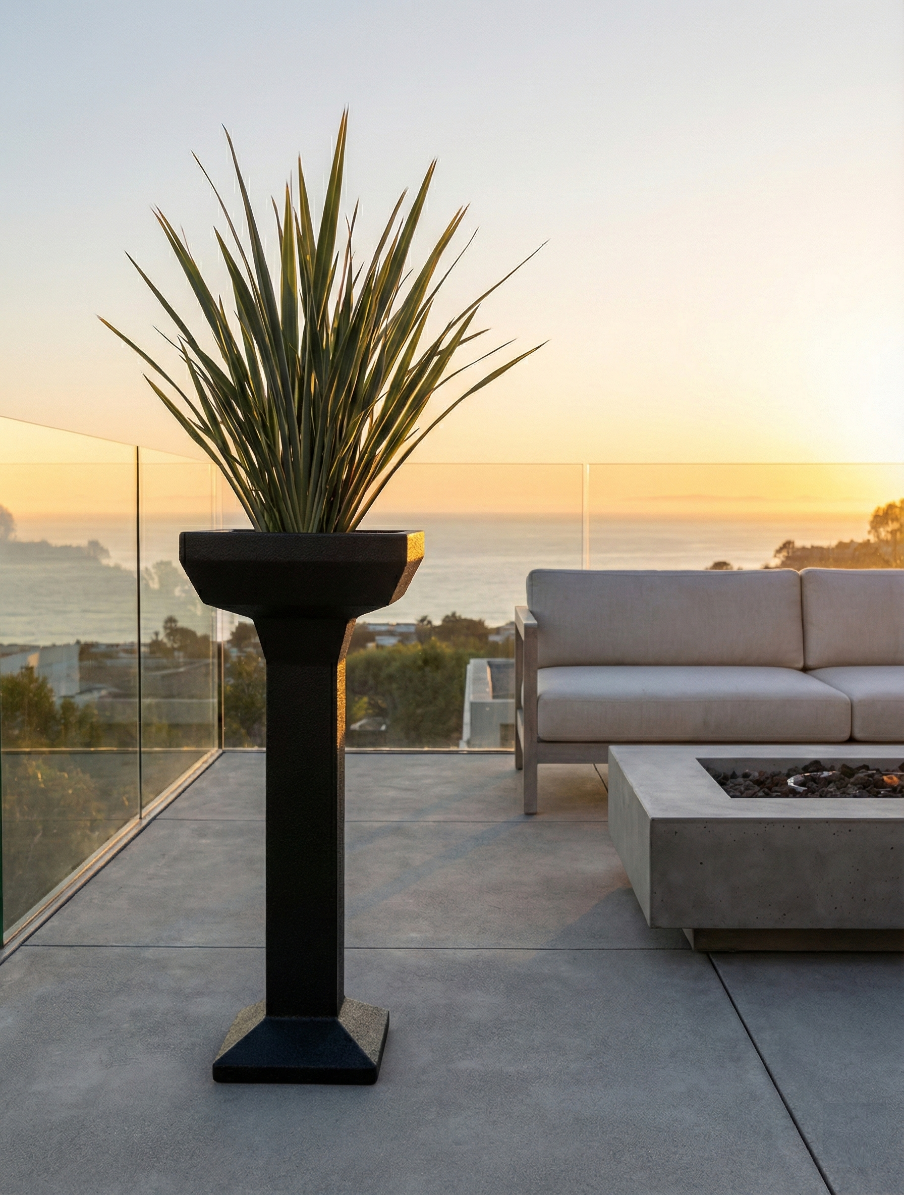 Arredo outdoor per lounge bar e hotel modello Pylon, fioriera verticale resistente in metallo verniciato per terrazze panoramiche.