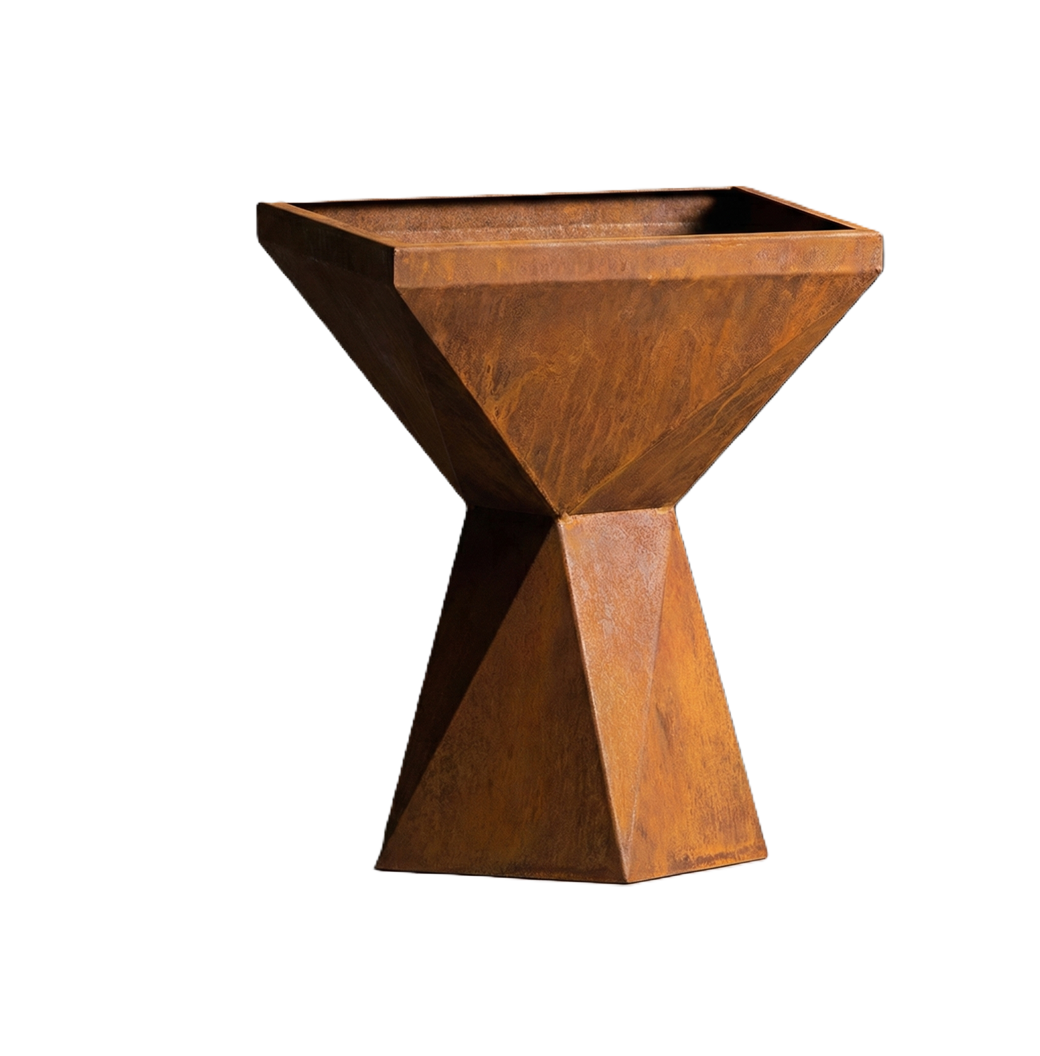 "Vaso 'Capital' in acciaio Corten dalla forma a clessidra sfaccettata, caratterizzato da linee geometriche nette e una calda patina di ossidazione naturale."
