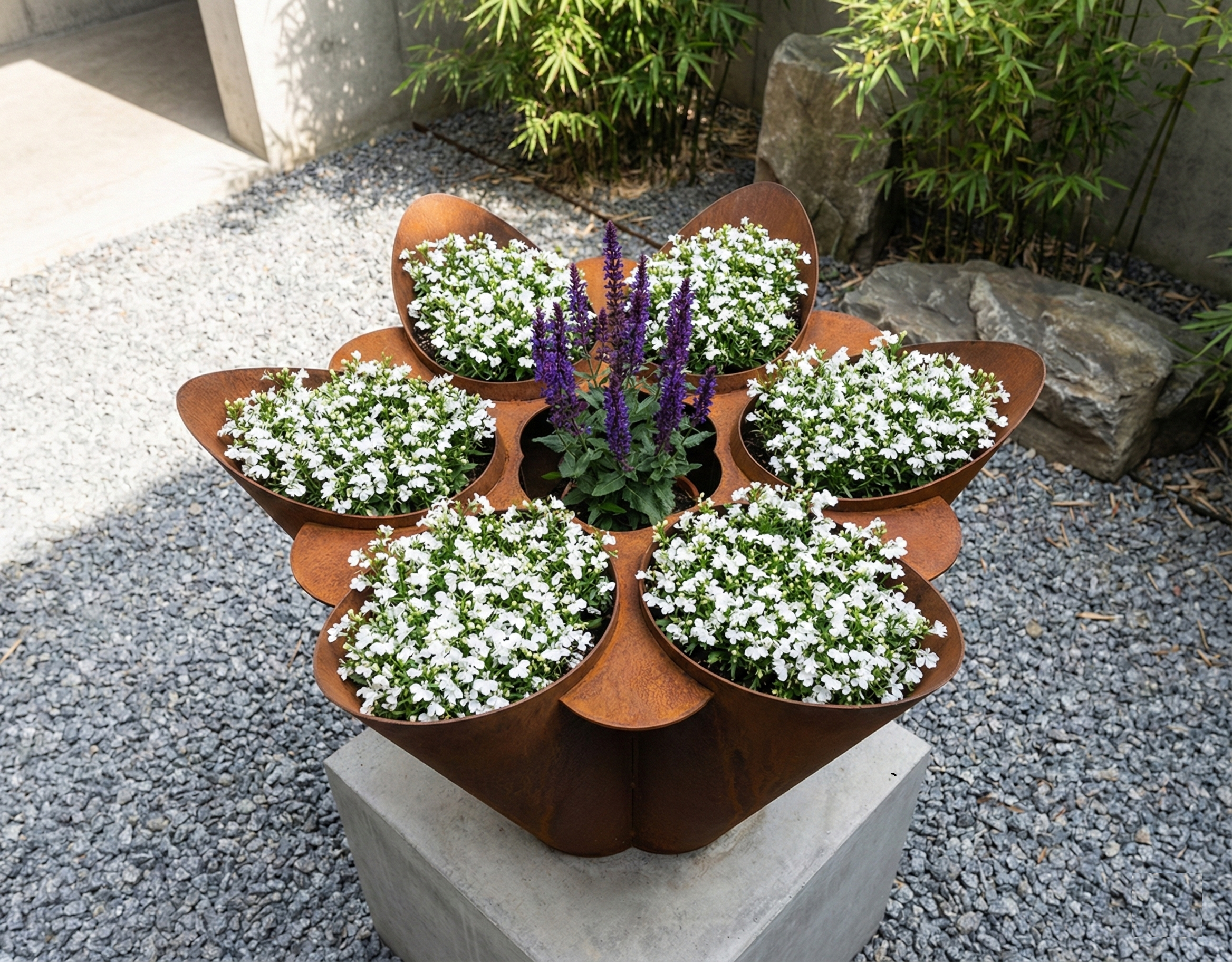 Vaso di design Arch visto dall'alto, con sei sezioni a petalo in metallo contenenti fiori bianchi e una pianta viola centrale, simulando la forma di un fiore.