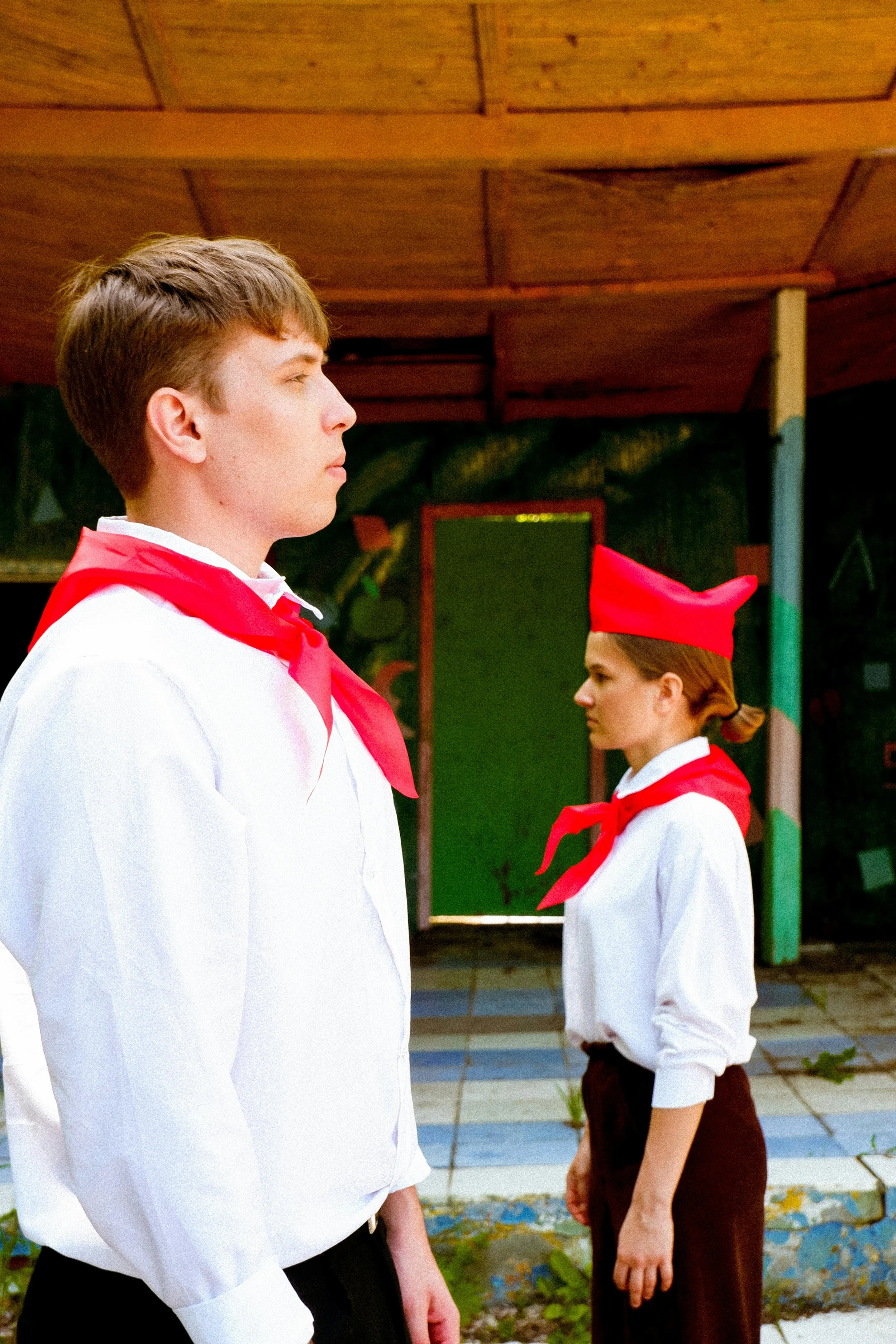 Zwei Jungpioniere in Uniform stehen sich versetzt gegenüber ohne einander anzuschauen.