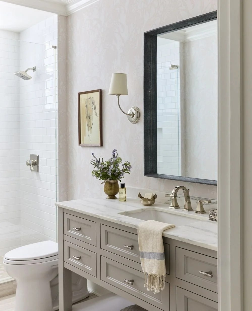 From subtle texture to bold pattern✨️These five bathrooms prove there’s no wrong way to do wallpaper. Each one brings its own personality, warmth, and story.
Which would you choose? 👇
📷 @margaretrajic & @heathertalbert 
Styling @stu