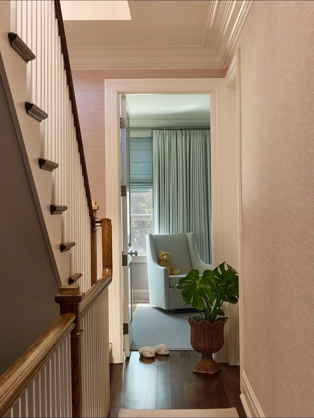 For the love of blush😊 This @loriweitzner wallpaper was the perfect addition to our Lincoln Park project where our client simply wanted to love her hallway more. Challenged accepted and delight delivered!

📷 @heathertalbert 
Styling @togatherdesign