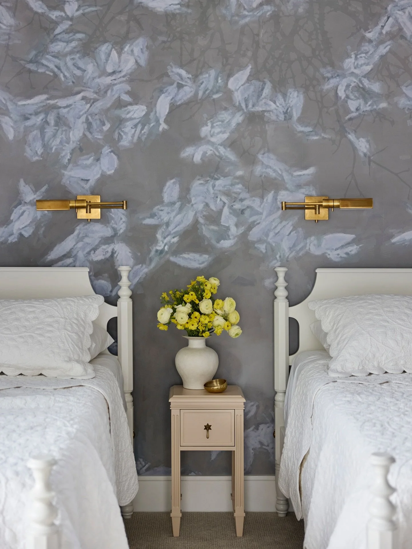 In my dreams, you&rsquo;ll find me here where the wallpaper is giving tranquil and showstopper energy all at once🤍

Photography @heathertalbert 
Styling @kimberlyswedelius