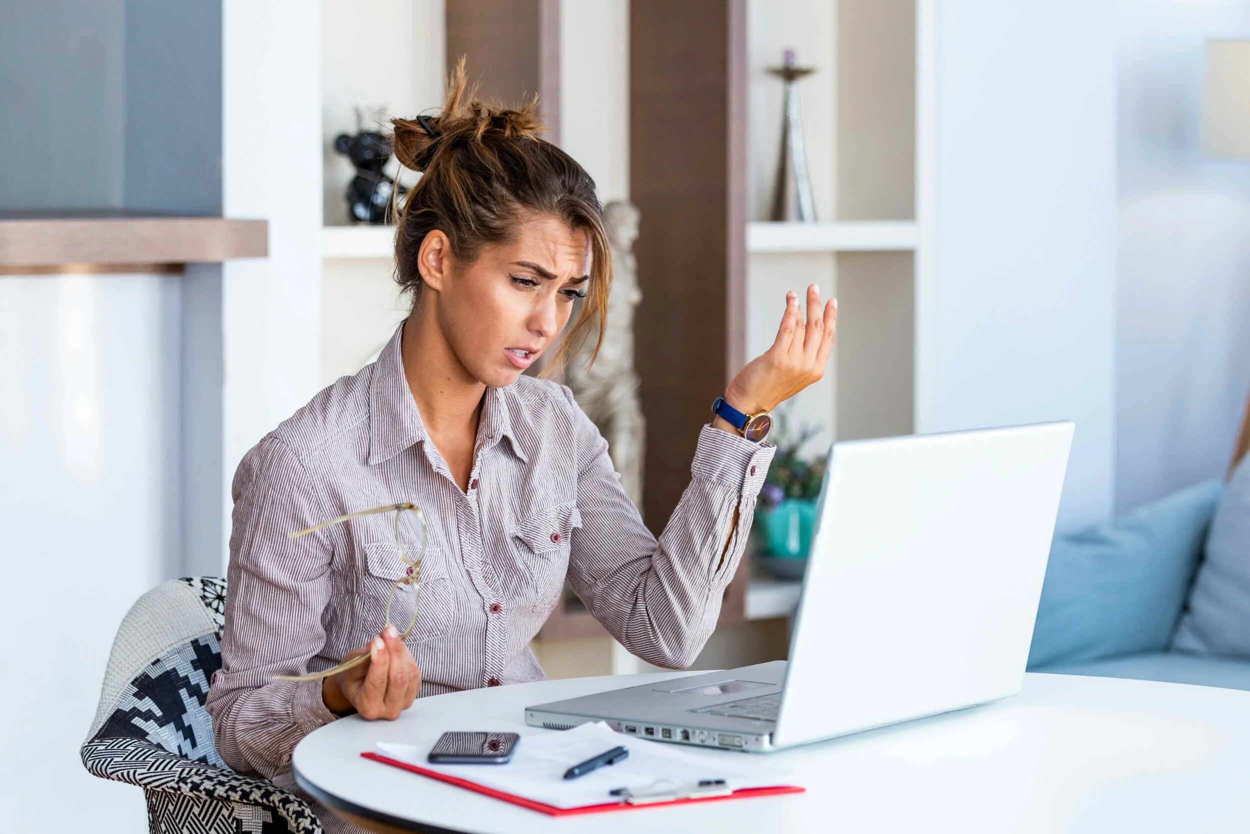 A women sitting at her laptop inside confused - LinkedIn profile for job search