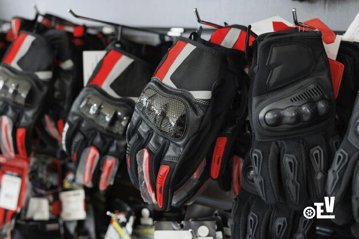 Guantes de protección para motociclistas en una tienda