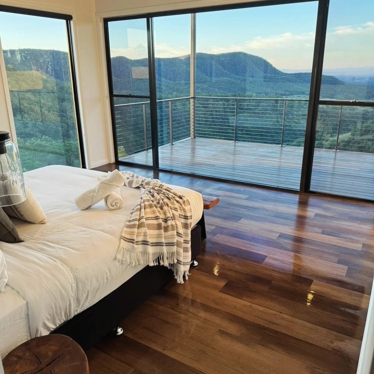 Two-sided valley views from the bedroom, mountain air on the balcony, calm tones inside, and a wine moment to end the day&hellip;
Our little escape in the Hunter. 🌿✨🍷