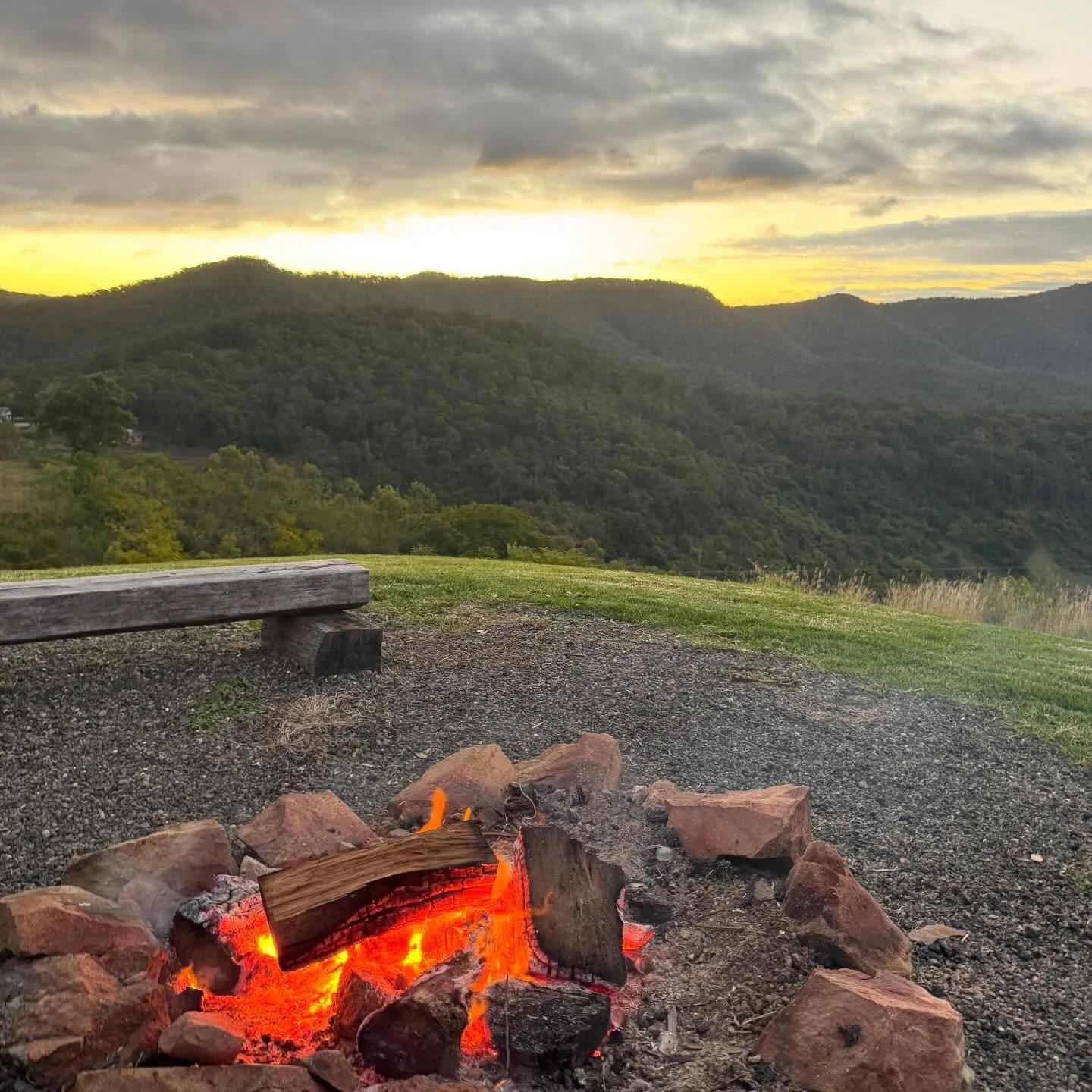Golden hour, crackling fire, and nothing but rolling Hunter Valley views 🍷🔥
This is what slowing down feels like at Pokolbin Mountain Estate.
#PokolbinMountainEstate #HunterValley #HunterValleyNSW #VisitHunterValley #LuxuryStay