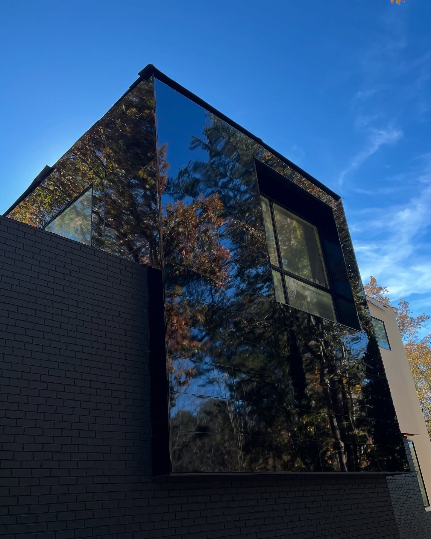 Modern luxury in progress. Sleek architecture, premium materials, and a front elevation designed to stand out.
&bull;
&bull;
#feinbrookconstruction #atlantacustomhomes #atlantahomebuilders #luxuryhomes #residentalbuilding