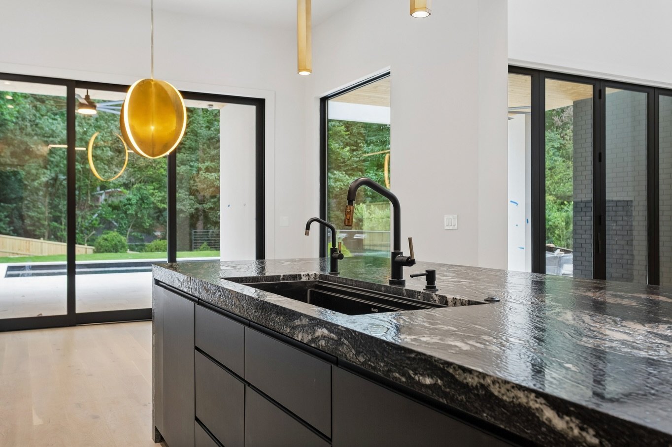 The heart of the home, thoughtfully designed and flawlessly executed.
&bull;
&bull;
#feinbrookconstruction #atlantahomebuilders #luxuryhomes #residentalbuilding #customhomes