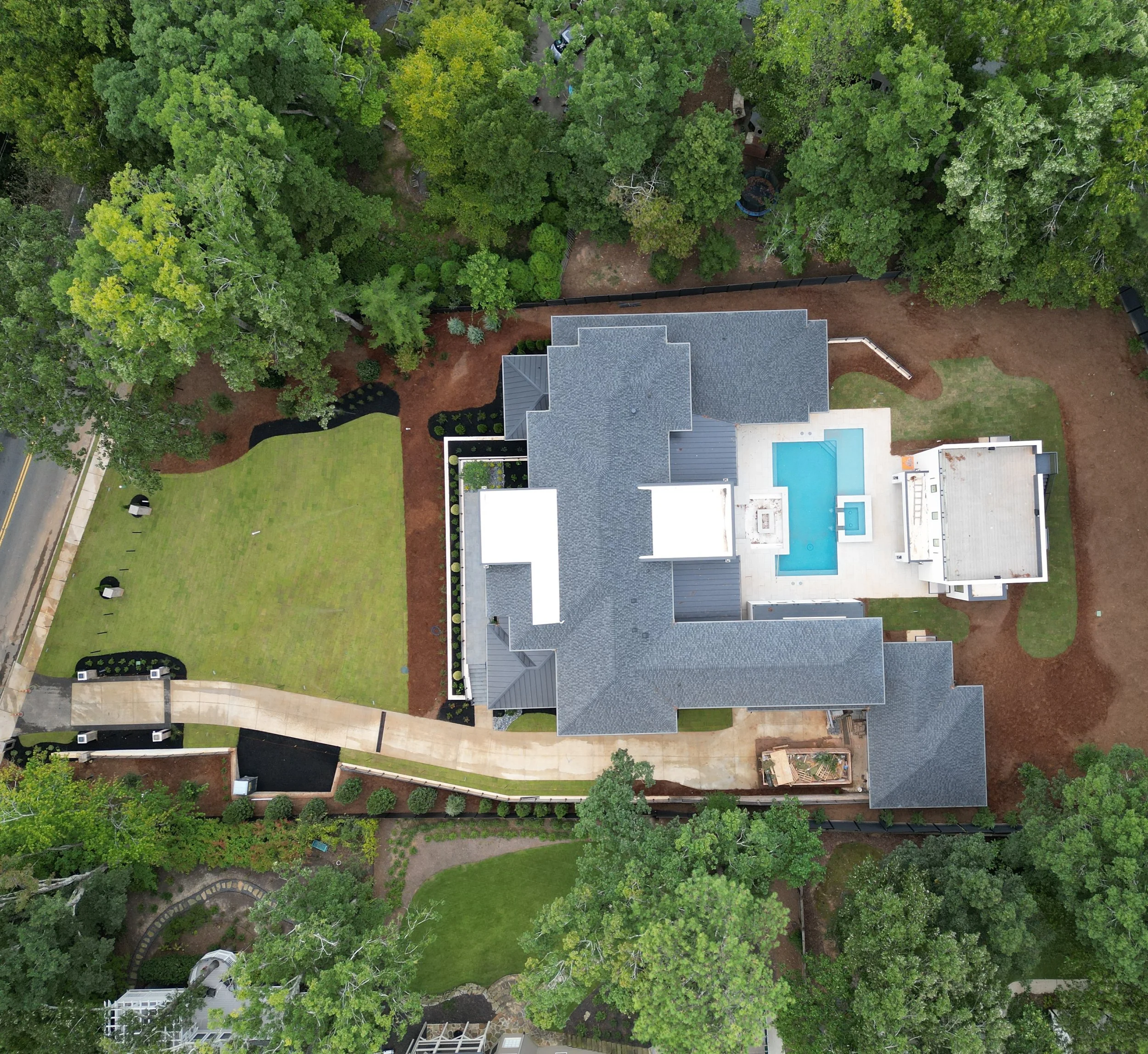 Landscaping is officially in 🌿 This custom build is coming together and looking good from every angle. 
&bull;
&bull;
#feinbrookconstruction #atlantahomebuilders #luxuryhomes #residentalbuilding #customhomes