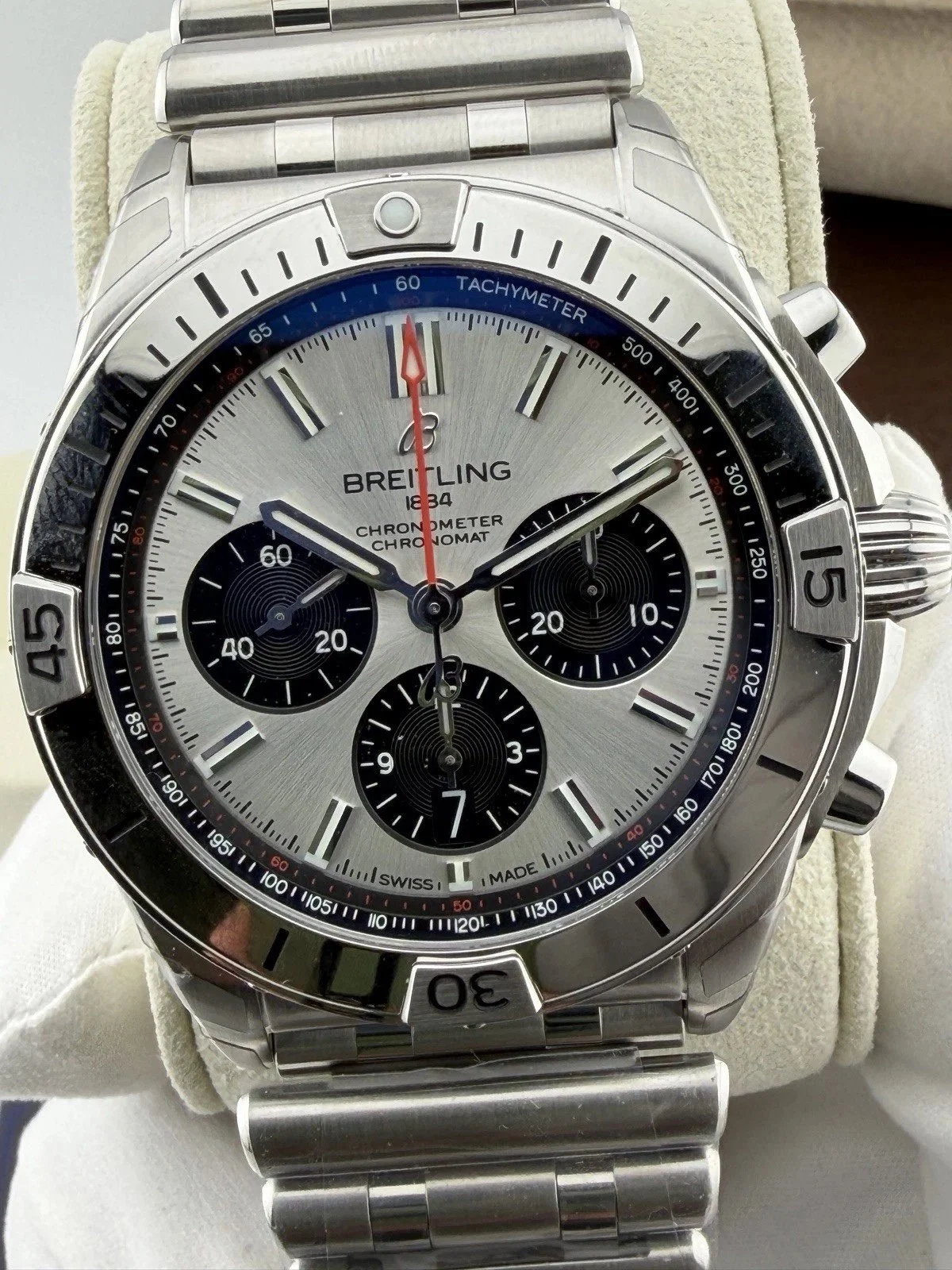 158096047719-03.jpg