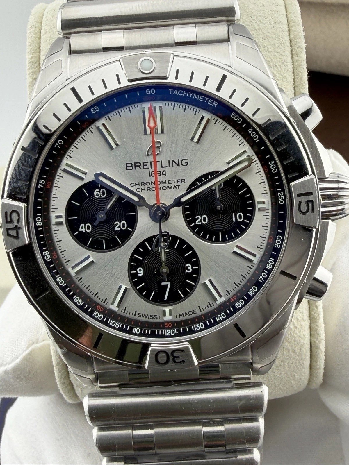158096047719-02.jpg