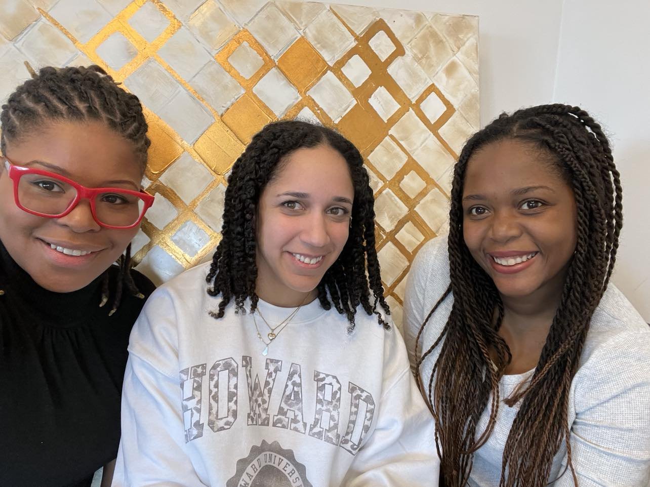 De gauche à droite:   Manuela Rigaud Théodore  Codirectrice générale de Zen dans ma tête  Jennifer A. Burhnam  Animatrice & Criminnologue  Carmelle  La voix derrière Mademoiselle Falciforme.com  Étudiante en soins inf & Agent Administrative