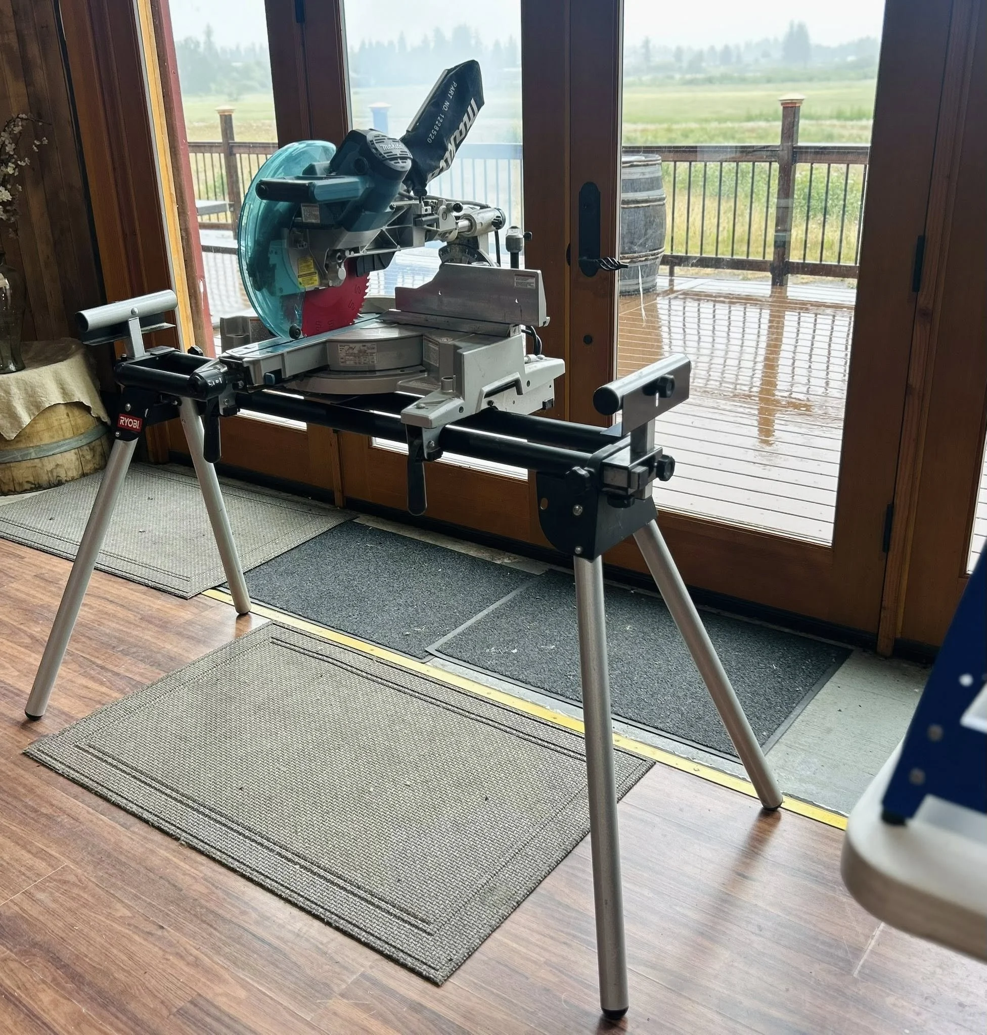 (T01) Makita Dual Bevel Compound Miter Saw with Laser & Stand