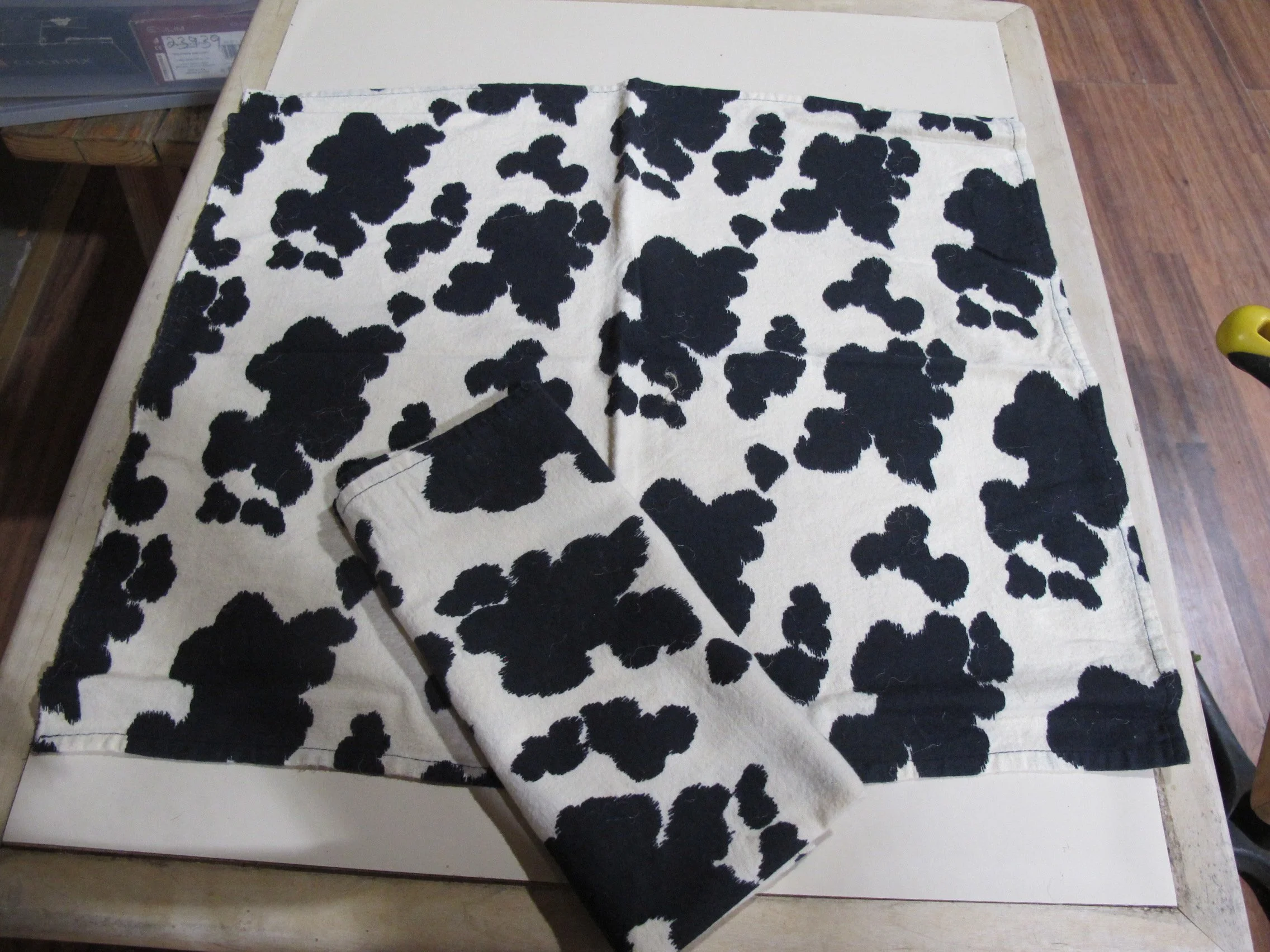 (L37) Cow / Holstein Fabric Squares & table covers (30+ pc Lot)