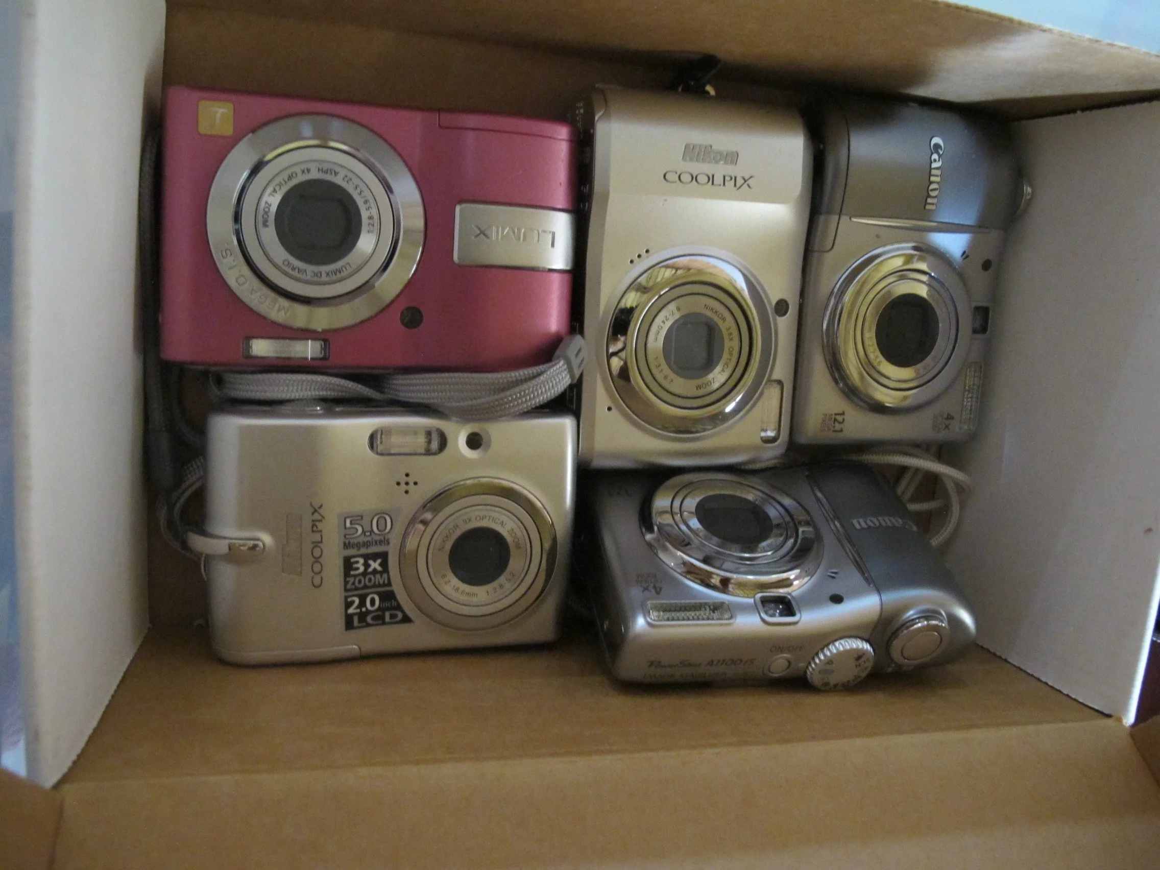 (O02) Digital Cameras (older tech)  13 piece Lot