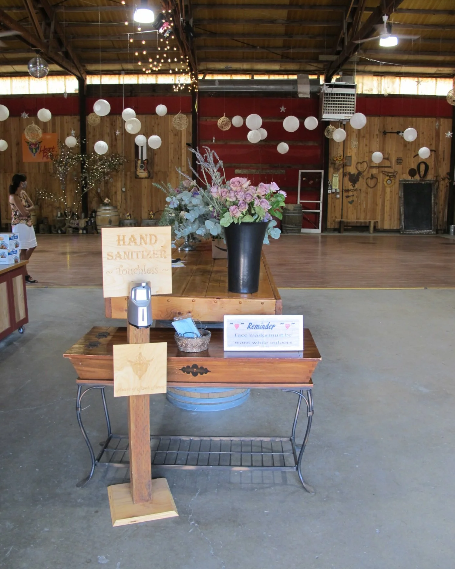 (FF04)  Freestanding Touchless Hand Sanitizer Station