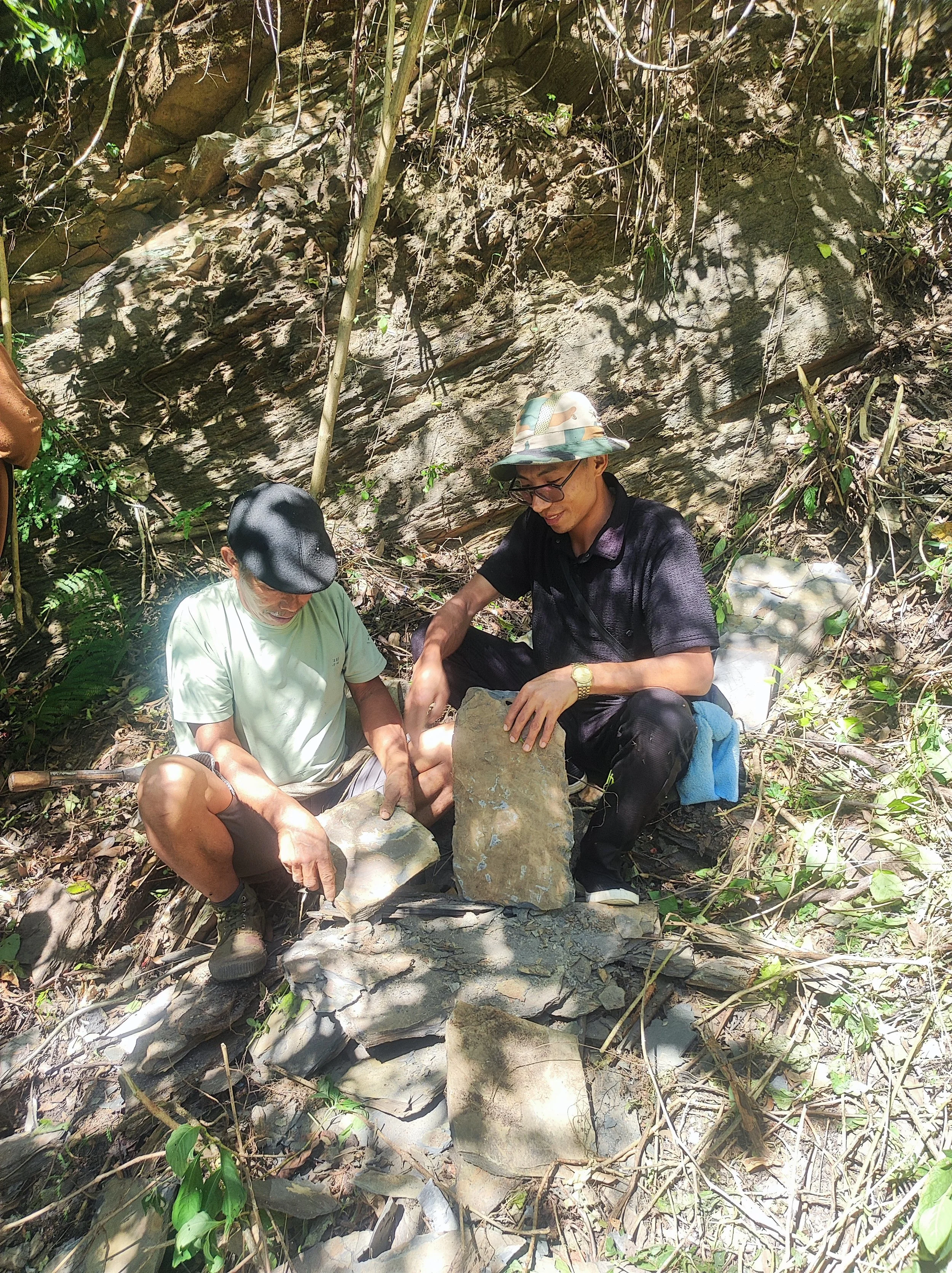 Kui (L) and Peyan (R) during their trip to extract slate.