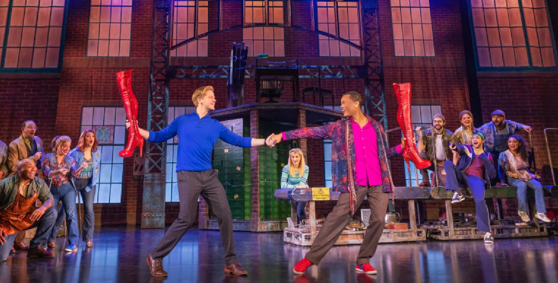 Omari Collins “Scarlett D. Von’Du” (Lola), Noah Silverman (Charlie Price), and the National Touring Company of KINKY BOOTS. Photo by Matthew Murphy.