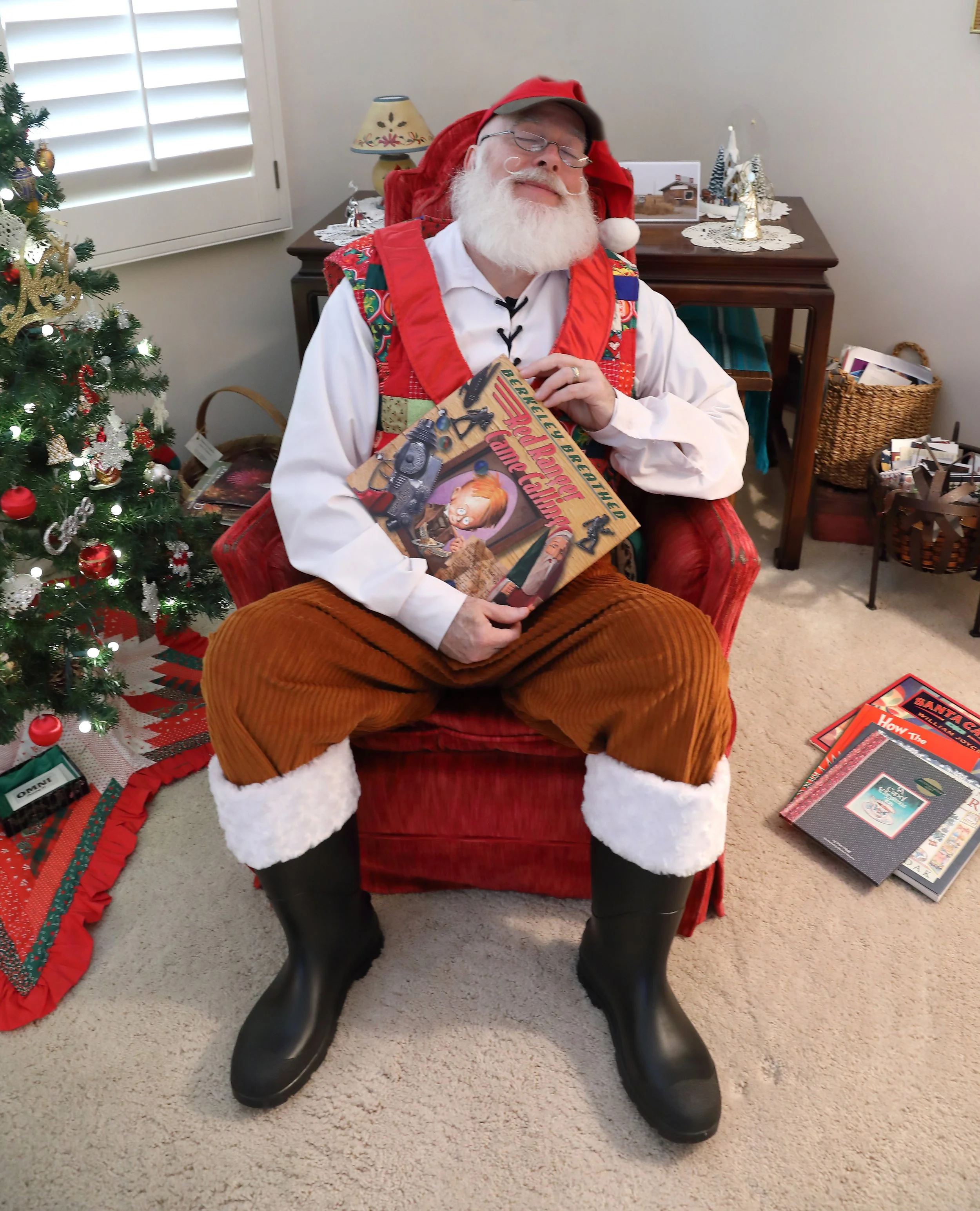 Santa Paul reading a story during an online visit