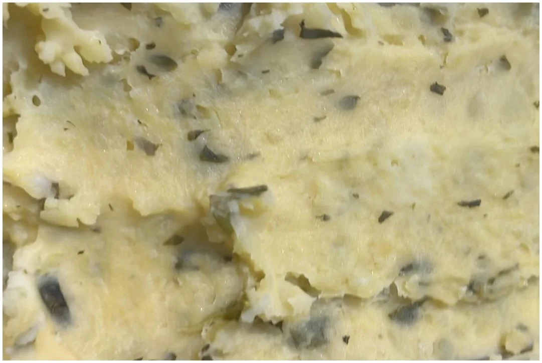 - Batata machiká ku spinashi.                                             
- Mashed potato with spinach                  
- Puré de patata con espinacas                     