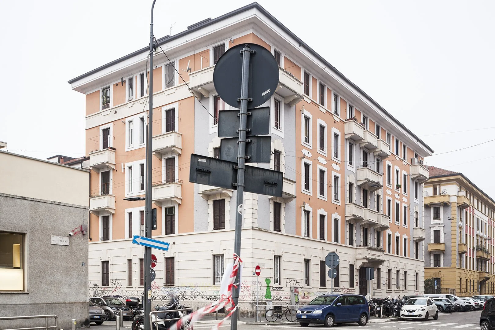 Edificio residenziale in stile classico, con facciata a più piani, balconi e finestre, in colori pastello