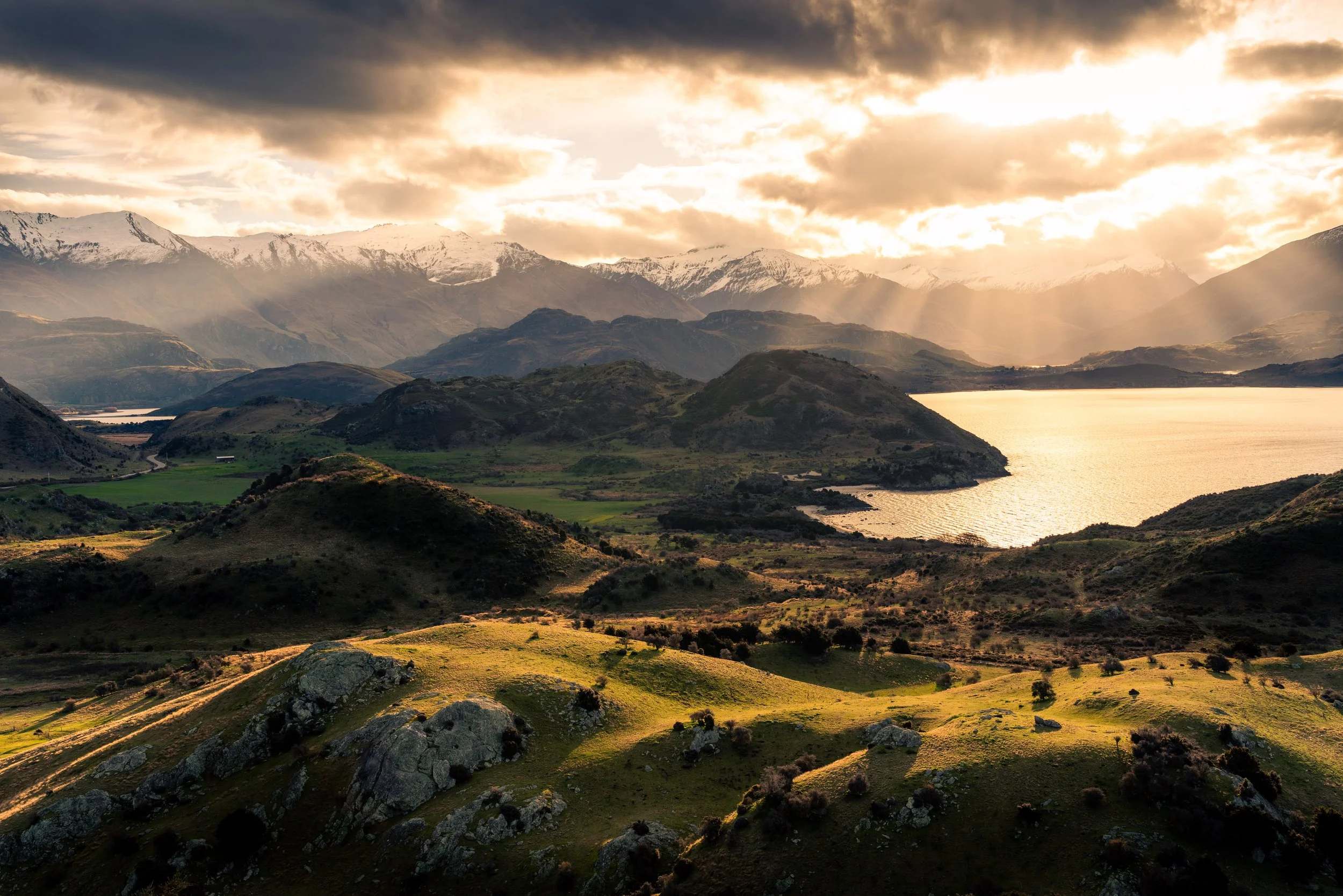 Light rays over Glendhu Bay