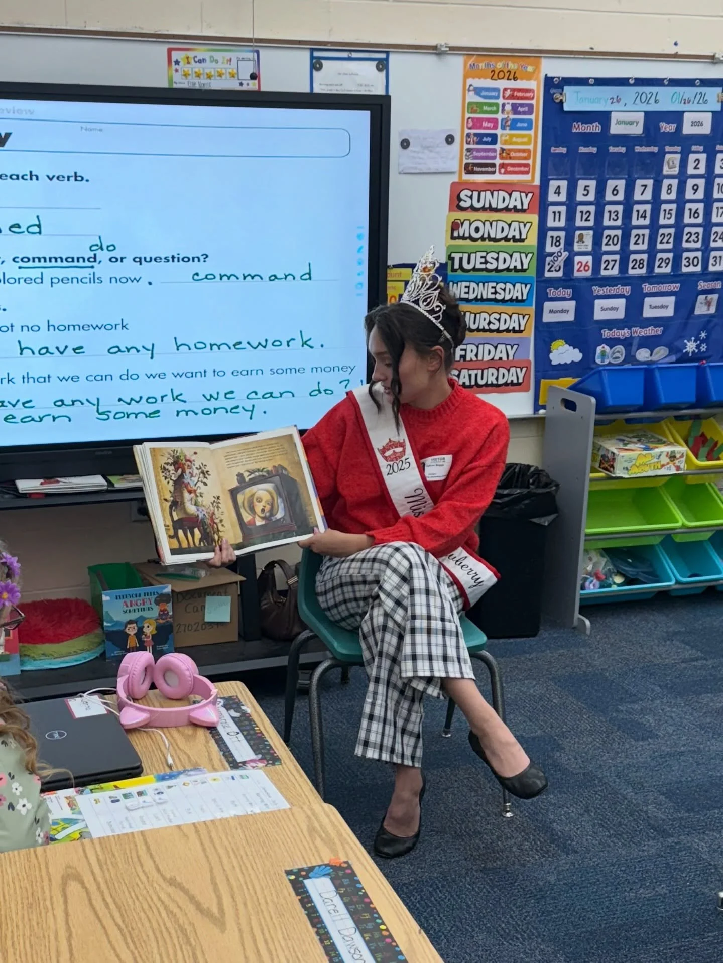 Literacy Week fun! 📚🍓Our Strawberry Queen, Cailynn, had the sweetest time reading to students at Columbia County Elementary. Sharing stories and encouraging young readers is always such a special part of serving our community.