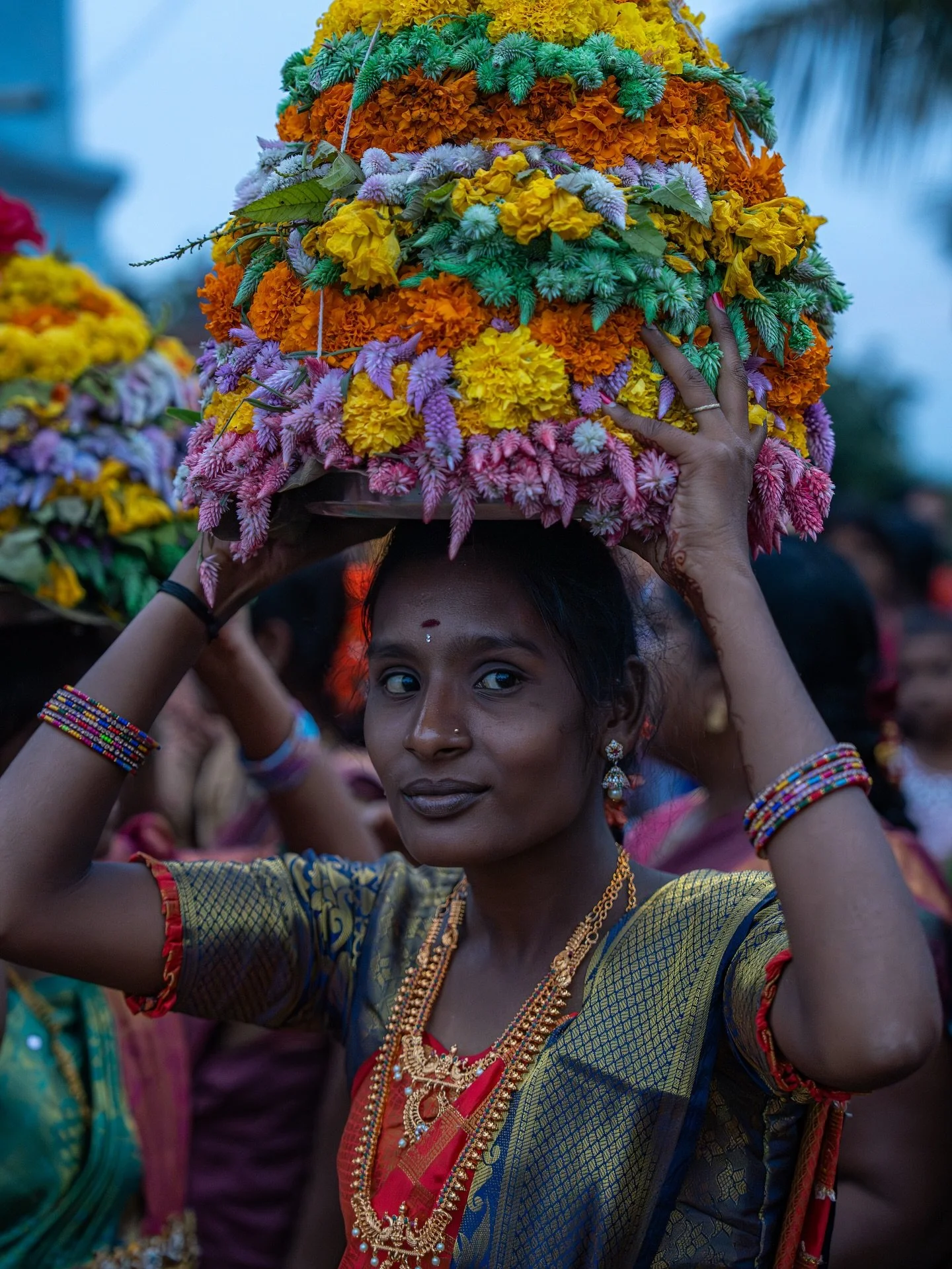 October in Telangana and Karnataka is pure magic 🇮🇳 There&rsquo;s simply nothing that compares to this energy. 

The streets are alive with the spirit of the season: vibrant sarees spinning in joyful circles for Bathukamma, meticulous floral arrang