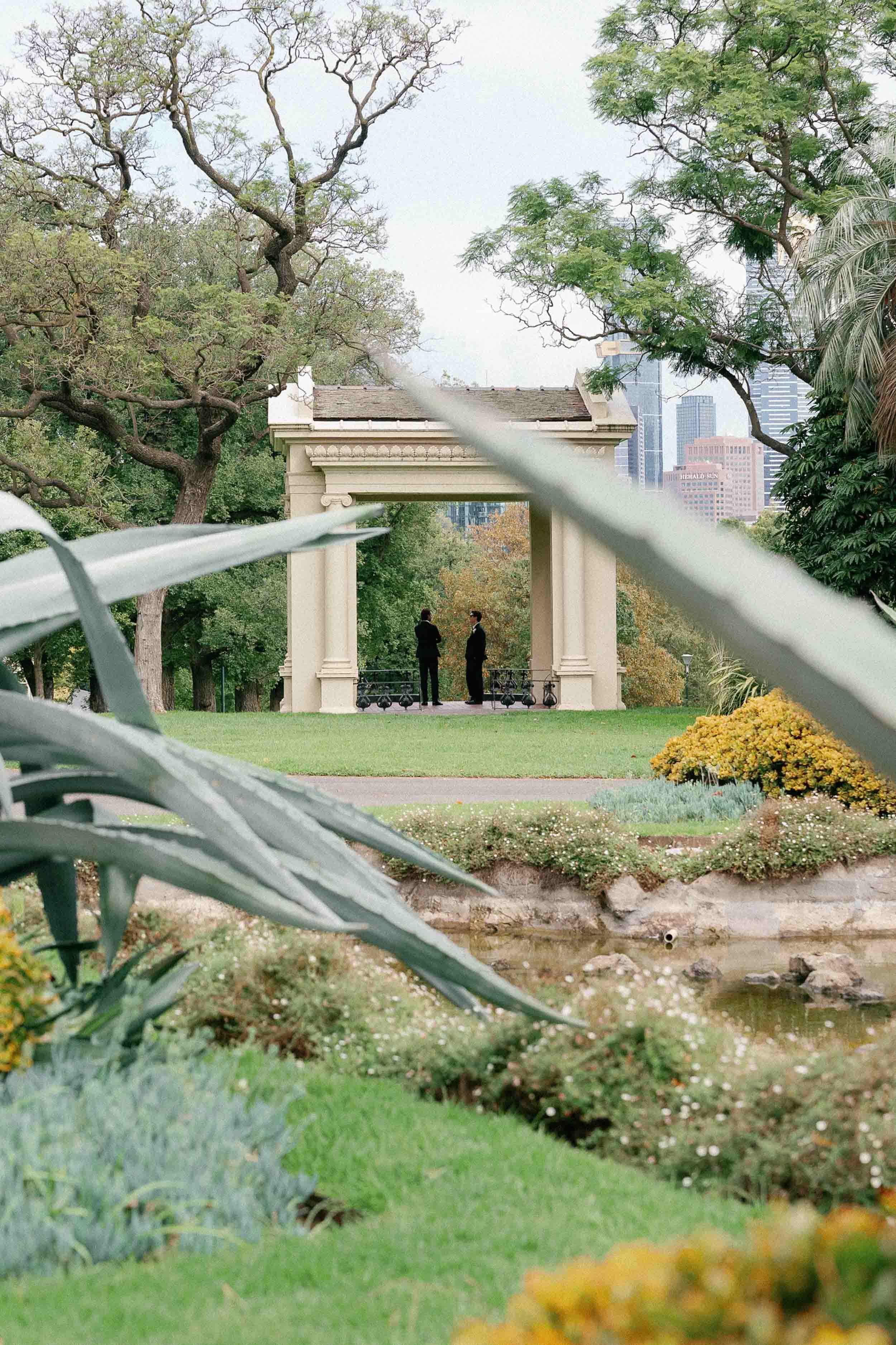 fitzroy-gardens-wedding-first-look-001.jpg