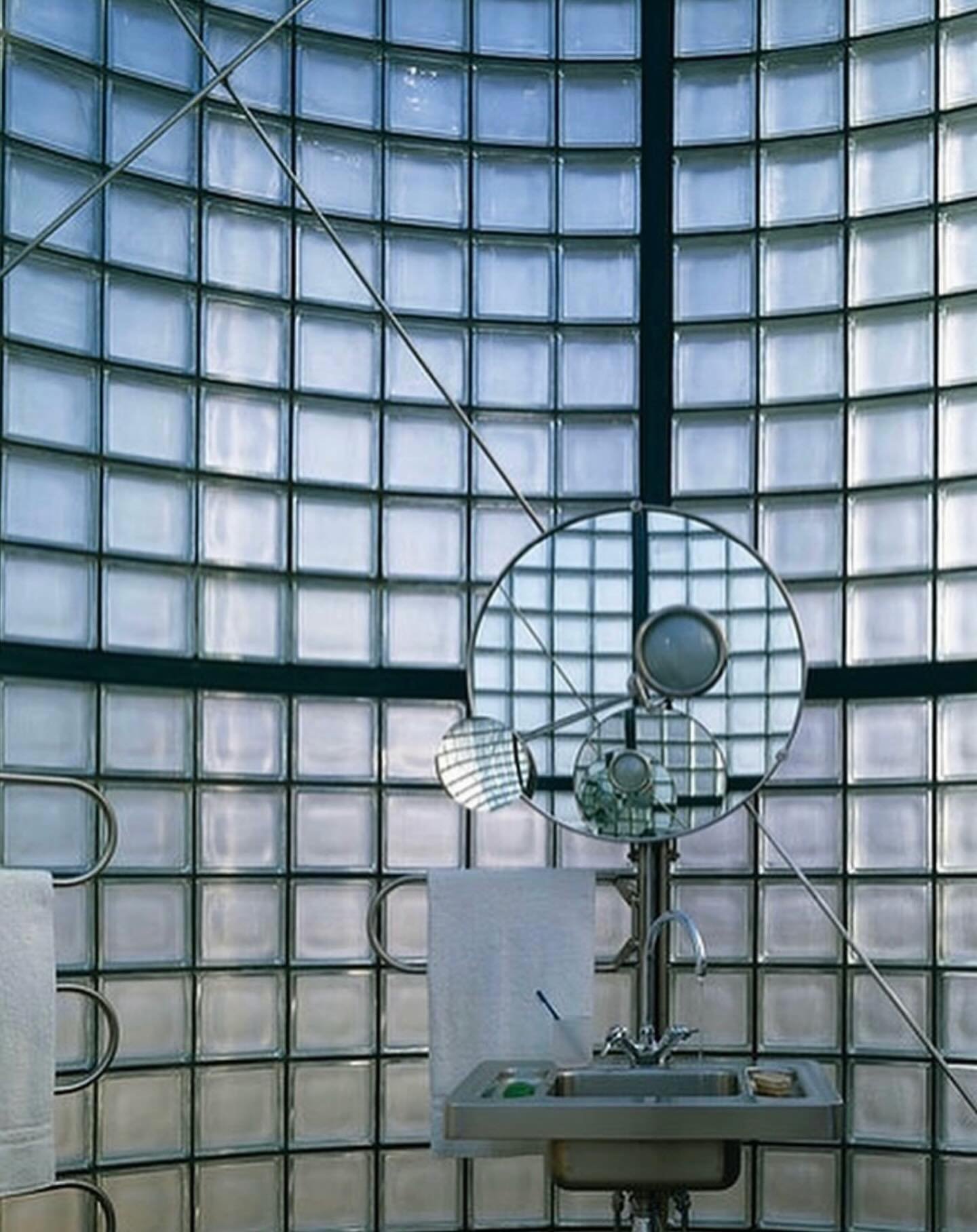 Inspired by : Grids on grids! An Eileen Gray mirror in a London home designed by Richard Rogers and John Young, 1987. #eileengray #richardrodgers #johnyoung #grid #mattmurphydesign