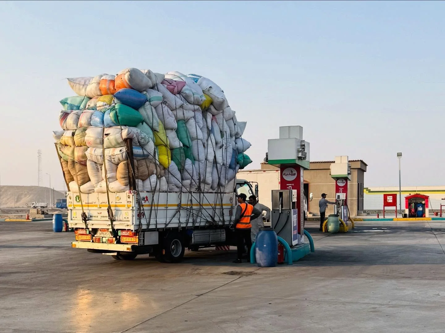 Zojuist zag ik een vrachtwagen van SALO langs rijden, bestickerd met beelden van mijn hand. Moest meteen weer even terugdenken aan de overvolle vrachtwagens in Egypte&hellip; stickers niet nodig, een plaatje op zich.