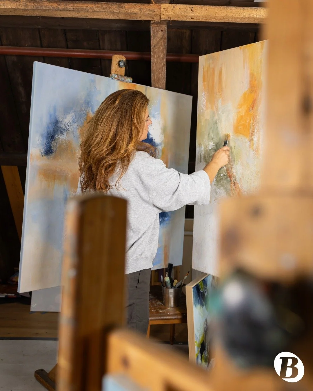 Een van de leukste dingen van mijn werk? Overal mogen rondneuzen. 👀
Zoals op zolder bij Misha Cloin tussen schilderijen, halfvolle canvassen en creatieve chaos. 

Hier ontstaat de meest prachtige, intu&iuml;tieve, abstracte kunst. 🎨

@mishacloin.ar