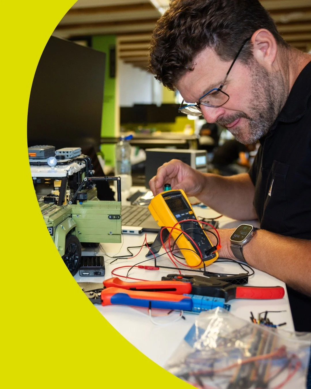 Bedrijfsevenementen fotograferen = groot risico op onverwachte woonaccessoires.

> Hackathon bij Webenable, thema LEGO 🧱
> Thijs doet mee (zoals altijd).
> Resultaat: een LEGO Land Rover in onze woonkamer.
Met lampjes. En een echte claxon. 