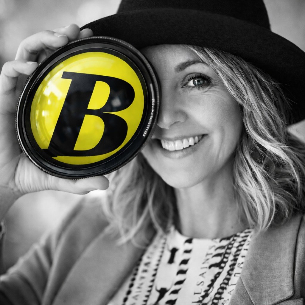 Deze maand 5 jaar mijn eigen KvK-nummertje 🎉

In die tijd is mijn werk flink veranderd.
Van fotograferen naar steeds meer experimenteren, met hoe en waar beeld wordt gebruikt in mijn achterhoofd.

En sinds kort: mijn eigen avatar.
En meer met AI. Zo