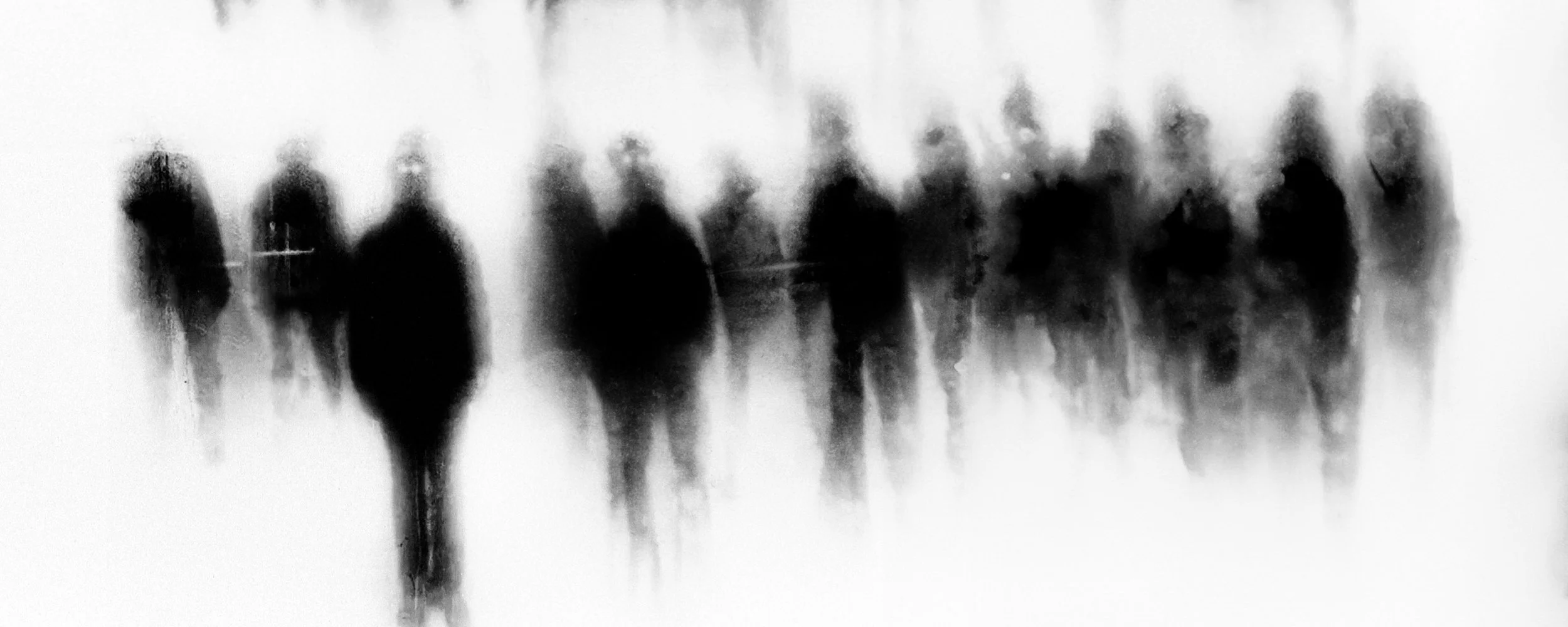 Silhouettes floues de personnes marchant dans une foule, noir et blanc, style artistique abstrait.