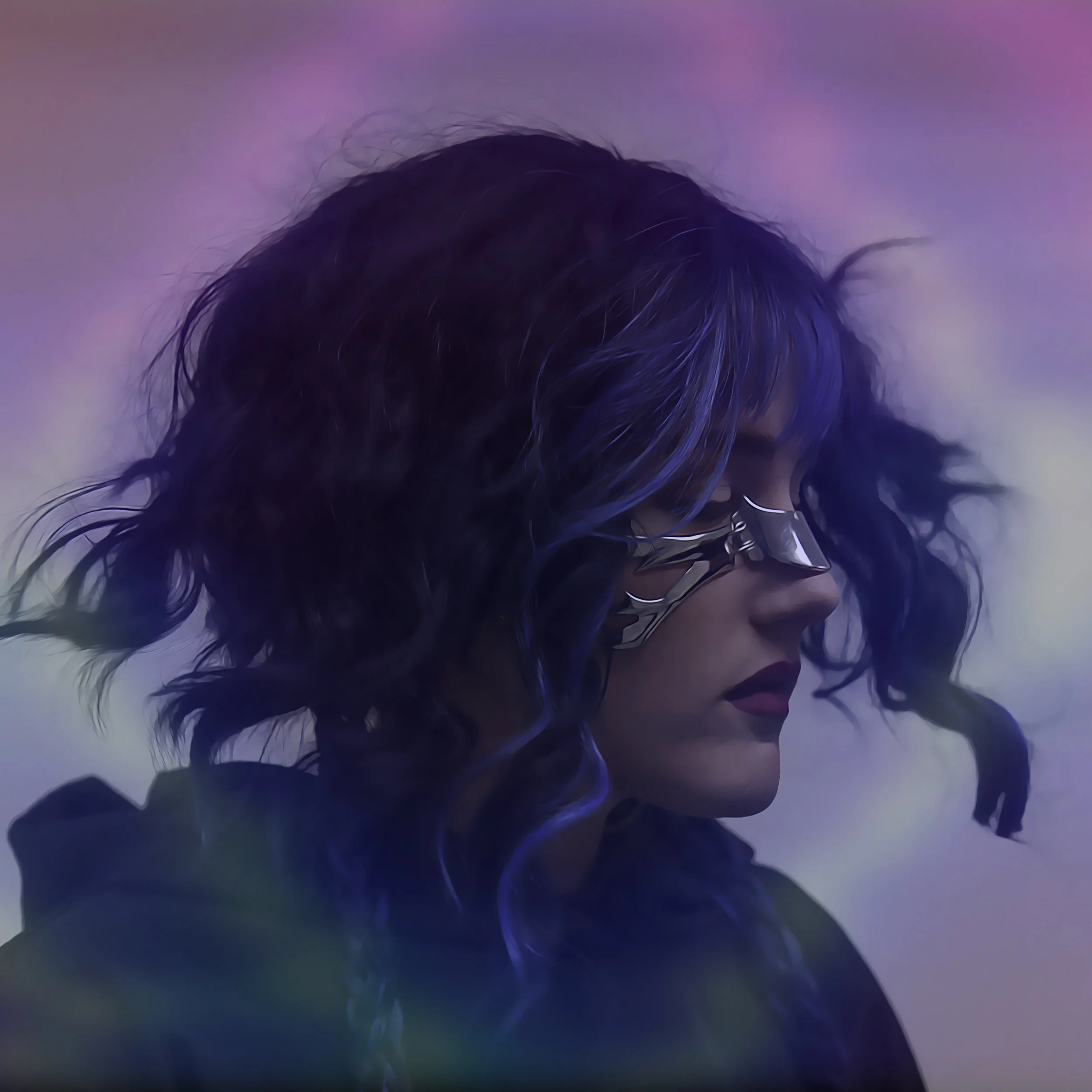 Une femme avec des cheveux noirs bouclés portant des lunettes de soleil articulées, vue de profil, dans un éclairage violet et bleu.